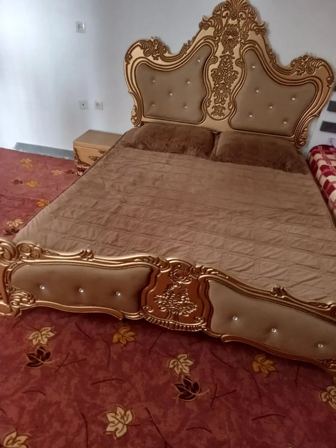 تخت خواب دو نفره همراه با تشک آینه و میز آرایشی|تخت و سرویس خواب|اهر, |دیوار