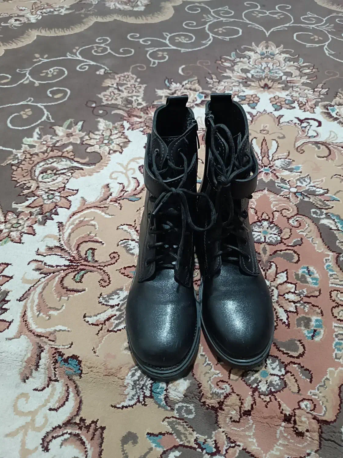 بوت زنانه.کوهچنار|کیف، کفش، کمربند|کوه چنار, |دیوار