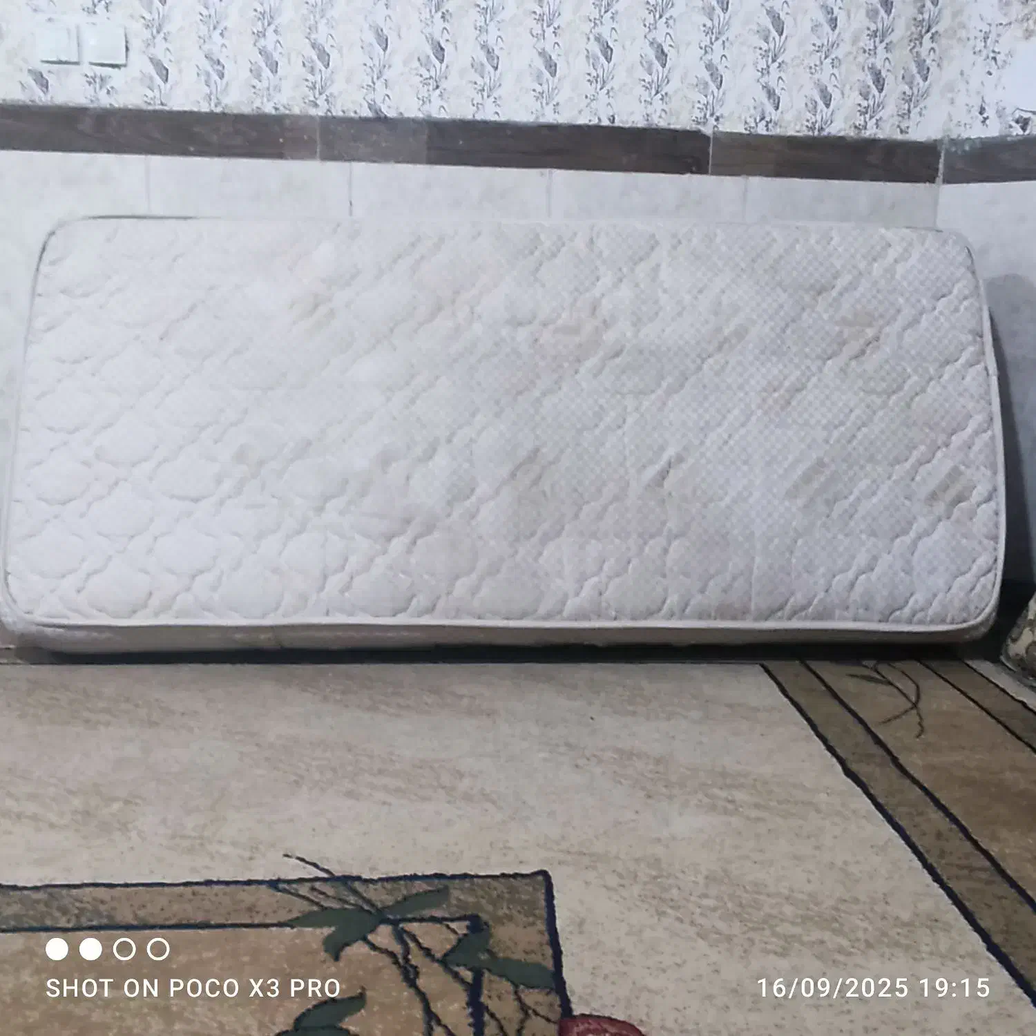 یک تشک طبی فنری نو نو محکم کم استفاده شده تمیز|تشک تختخواب|شیراز, فخرآباد (دروازه کازرون)|دیوار