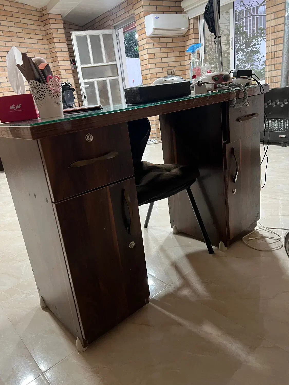 میز ناخن بهمراه یکعدد صندلی|آرایشگاه و سالن‌های زیبایی|رامسر, |دیوار