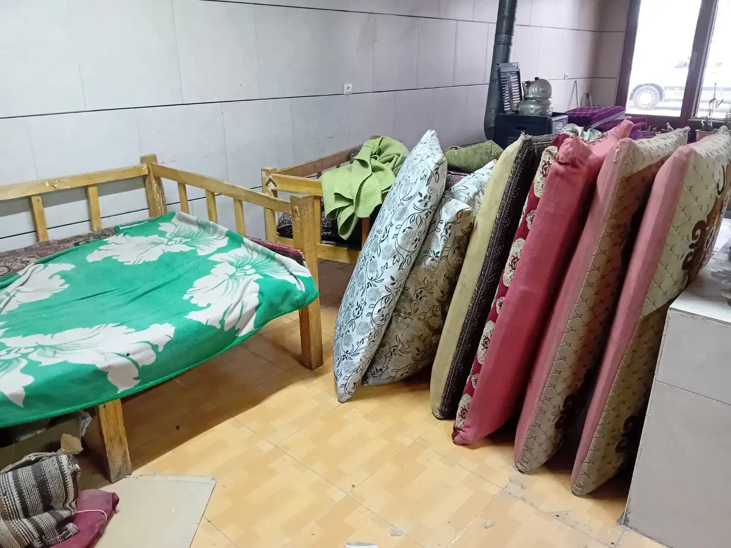 تخت و پشتی|پشتی|خوی, |دیوار