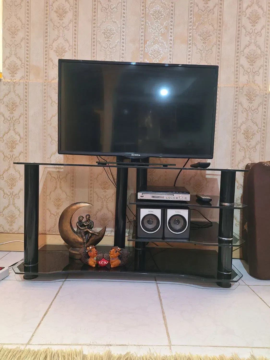 آینه قدی و میز تلویزیزیون و مجسمه ماه|آینه|چاف و چمخاله, |دیوار