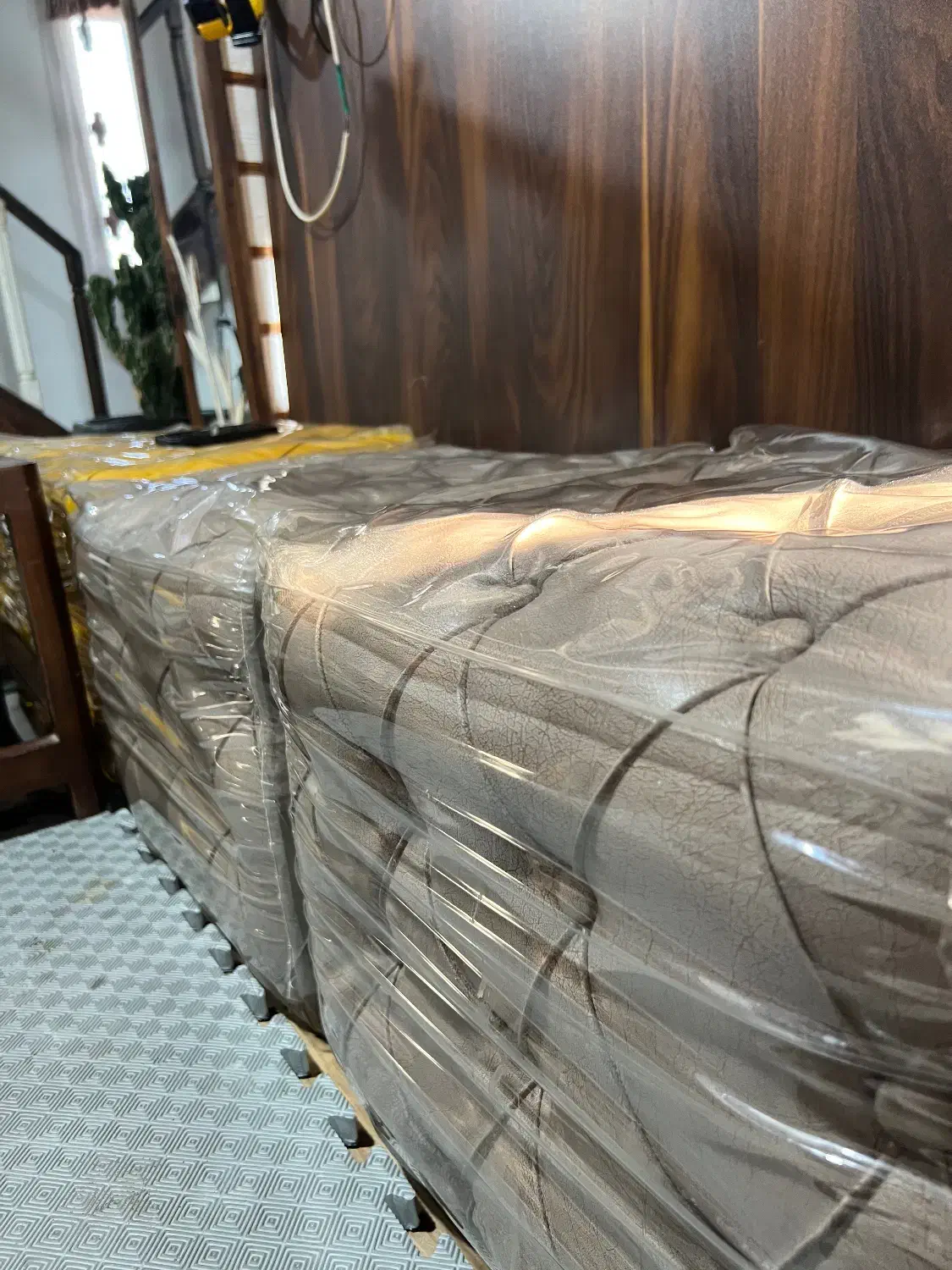 ۴عدد صندلی نیمکتی چرم با میز|صندلی و نیمکت|لاهیجان, لیل|دیوار