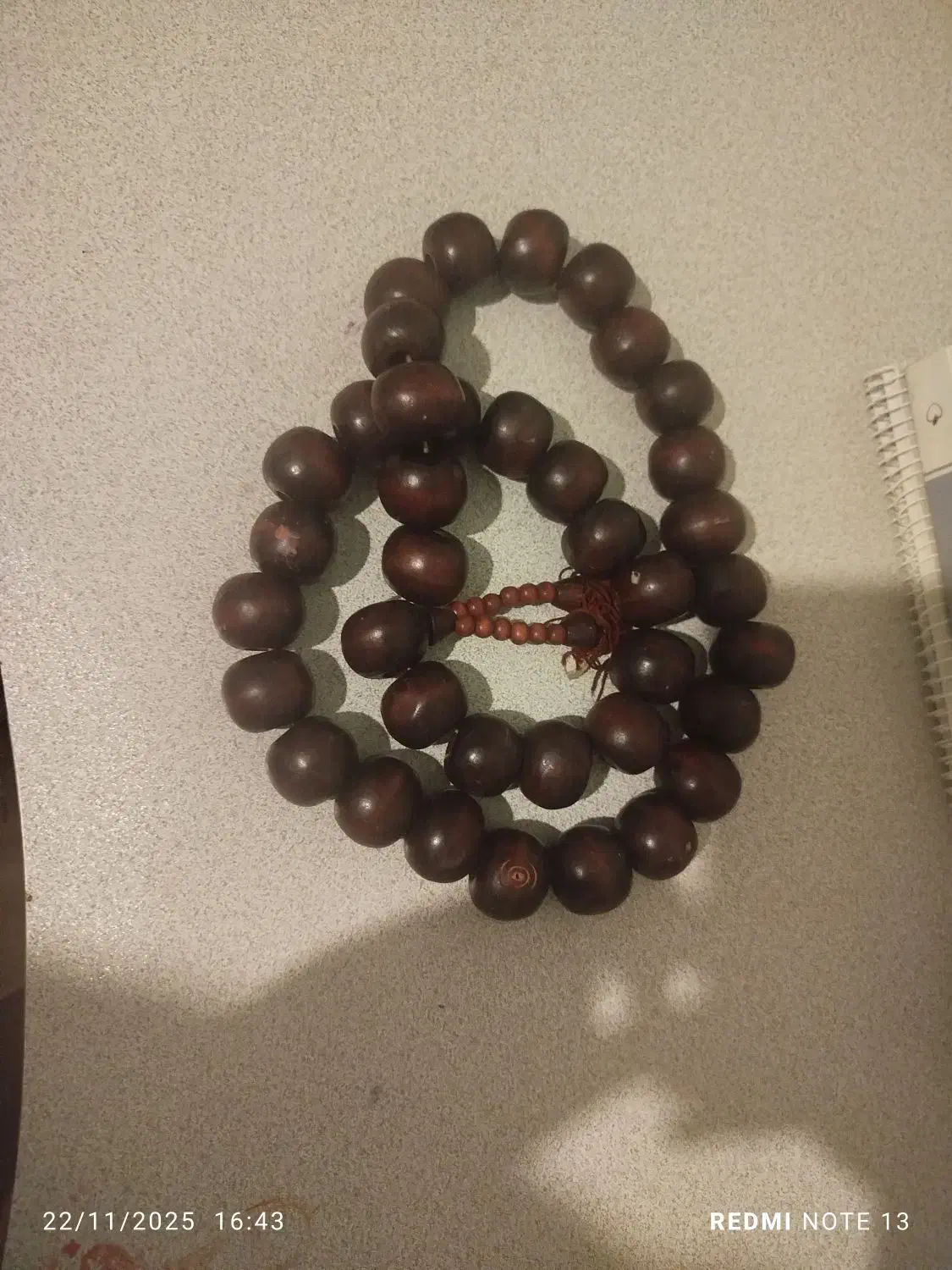 تسبیح بزرگ|کلکسیون اشیاء عتیقه|نیشابور, بزرگمهر|دیوار