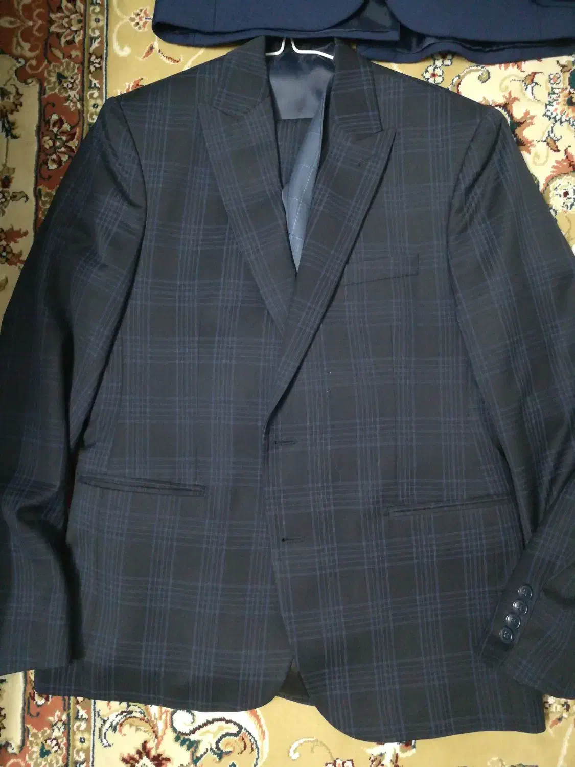 کت وشلوار مردانه|لباس|رشت, باهنر|دیوار