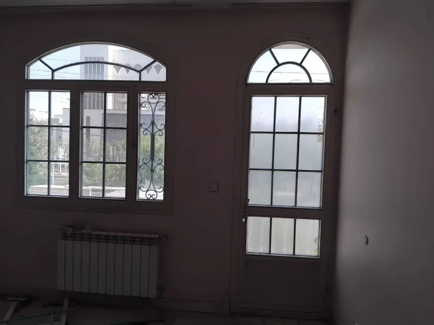 در و پنجره آهنی رنگ شده سالم|مصالح و تجهیزات ساختمان|قزوین, |دیوار