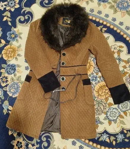 پالتو|لباس|اراک, |دیوار