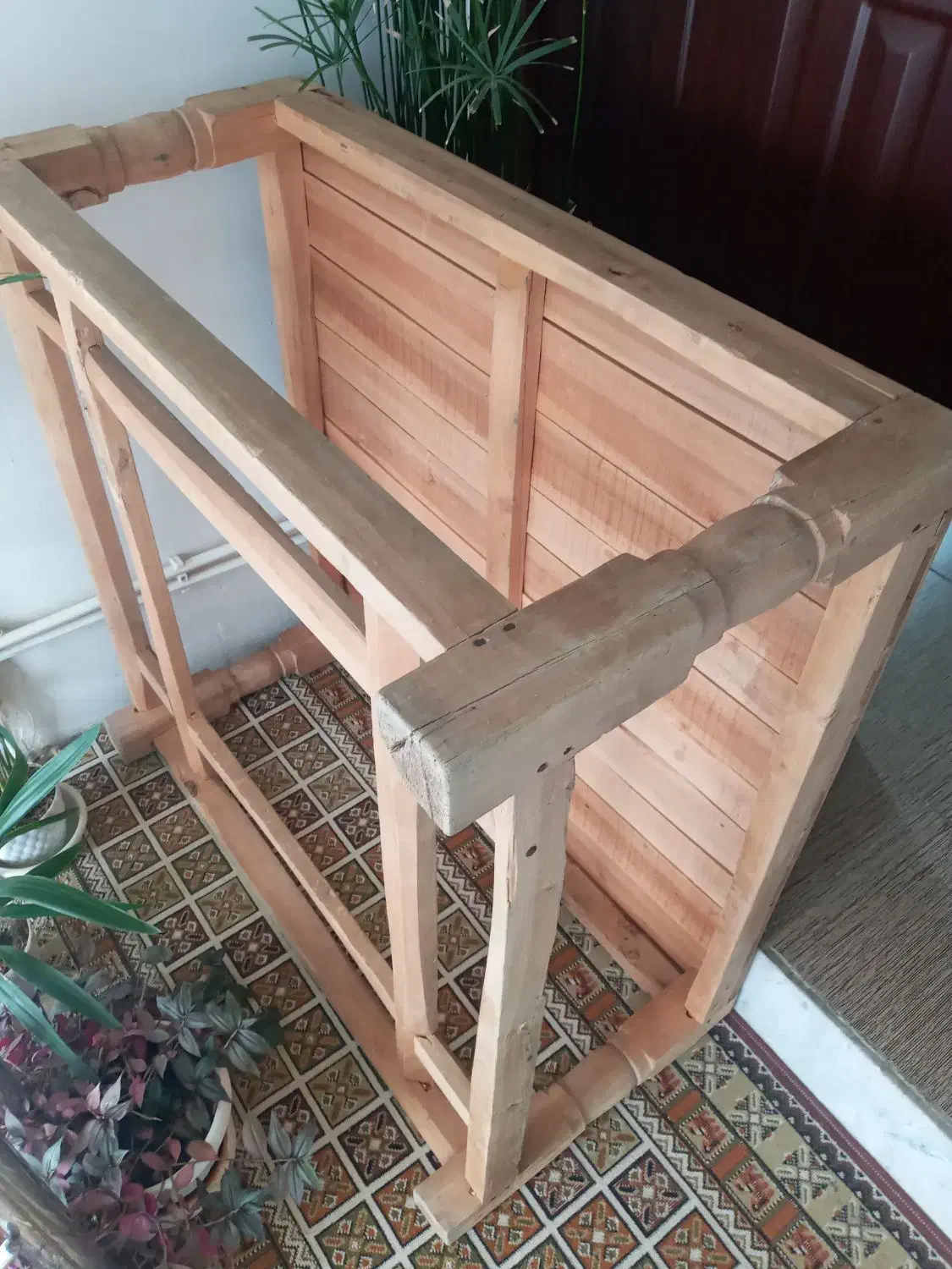 کرسی چوبی و گلیم و جاجیم|فرش|کرمانشاه, |دیوار