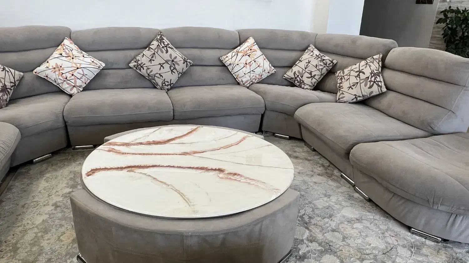 مبلمان ال راحتی همراه با دو میز با رویه ی رزینی|مبلمان خانگی و میز عسلی|تیران, |دیوار