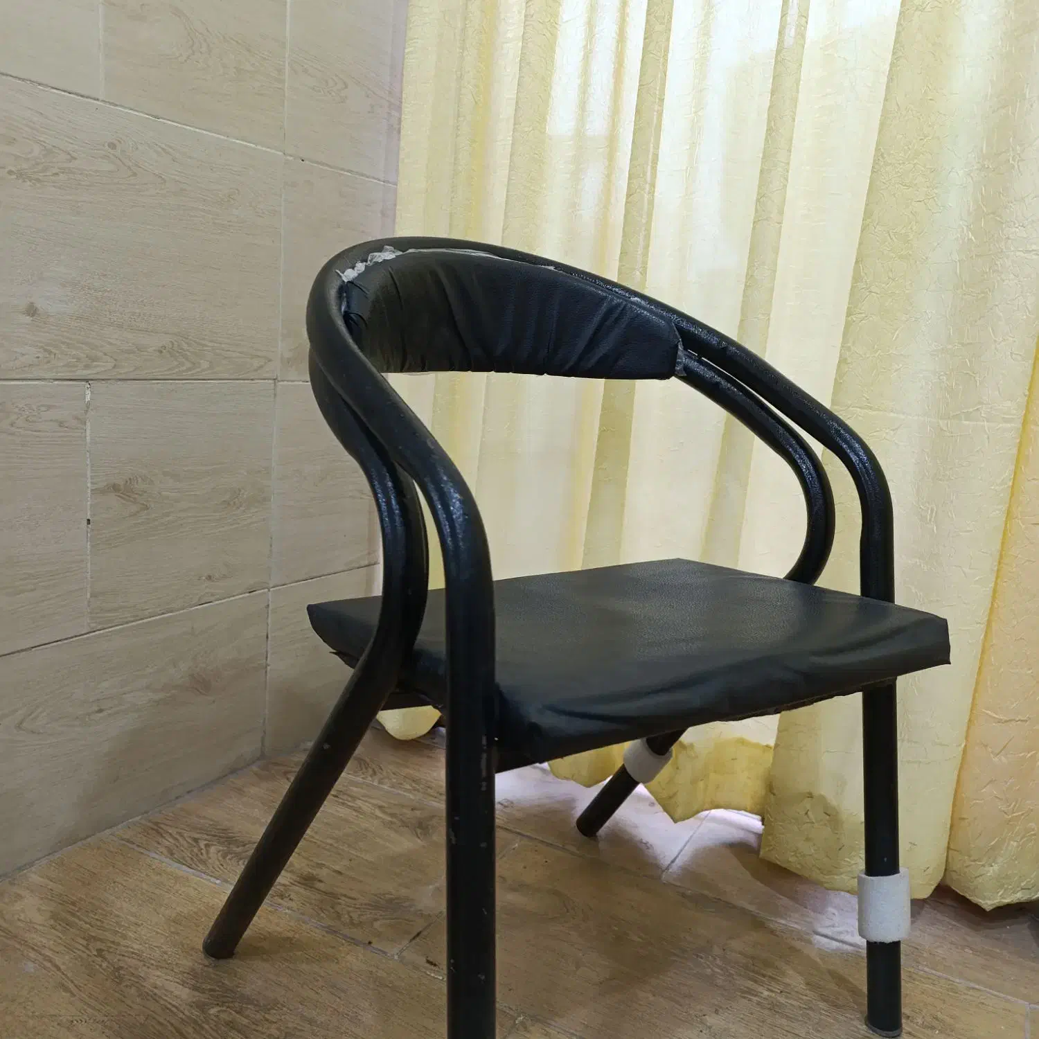 صندلی|صندلی و نیمکت|رشت, کوی حسینی|دیوار