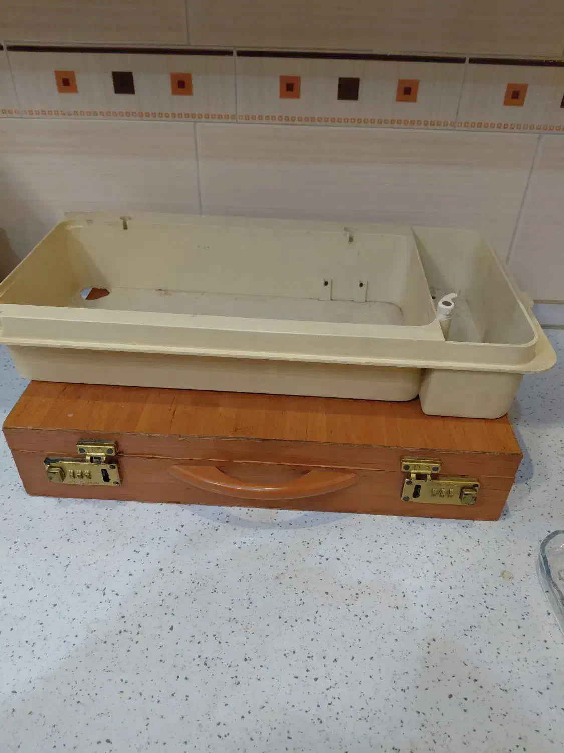 جعبه چوبی و قاب زیرچرخ خیاطی فقط قاب زیر موجوده|صنایع دستی و سایر لوازم تزئینی|مشهد, رضاشهر|دیوار