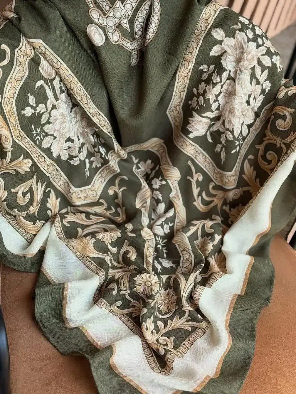 روسری نخی پائیزه|لباس|رشت, پیرکلاچای|دیوار