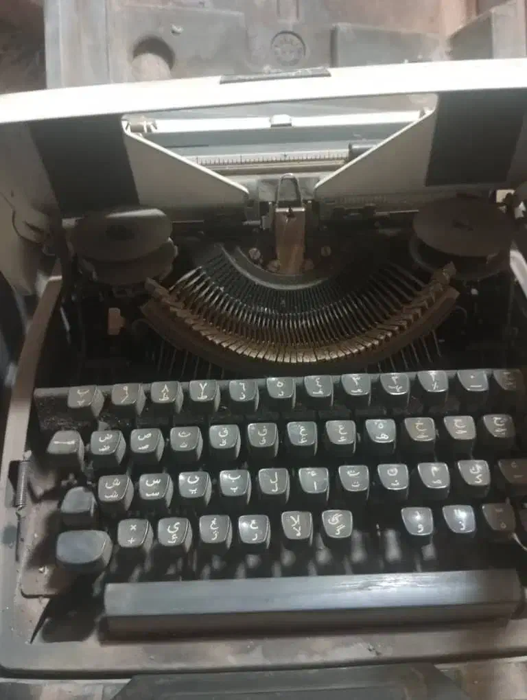ماشین تحریر|کلکسیون اشیاء عتیقه|مشهد, انقلاب|دیوار