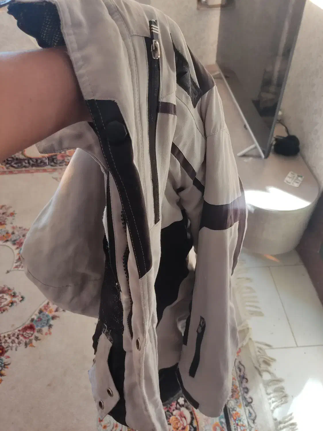 فروشی کت|لباس|یاسوج, |دیوار