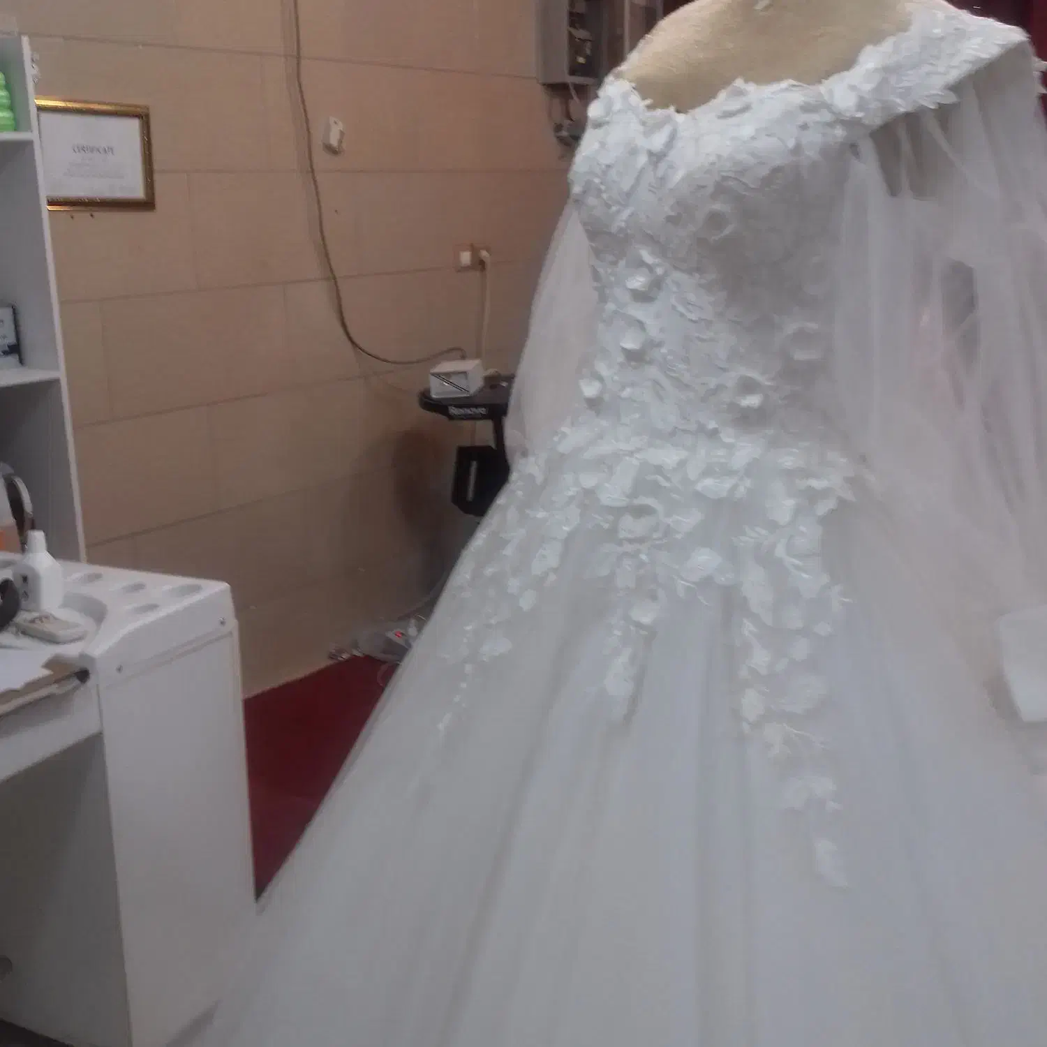 پارتیشن و لباس عروس و میز ناخن|لباس|نرماشیر, |دیوار