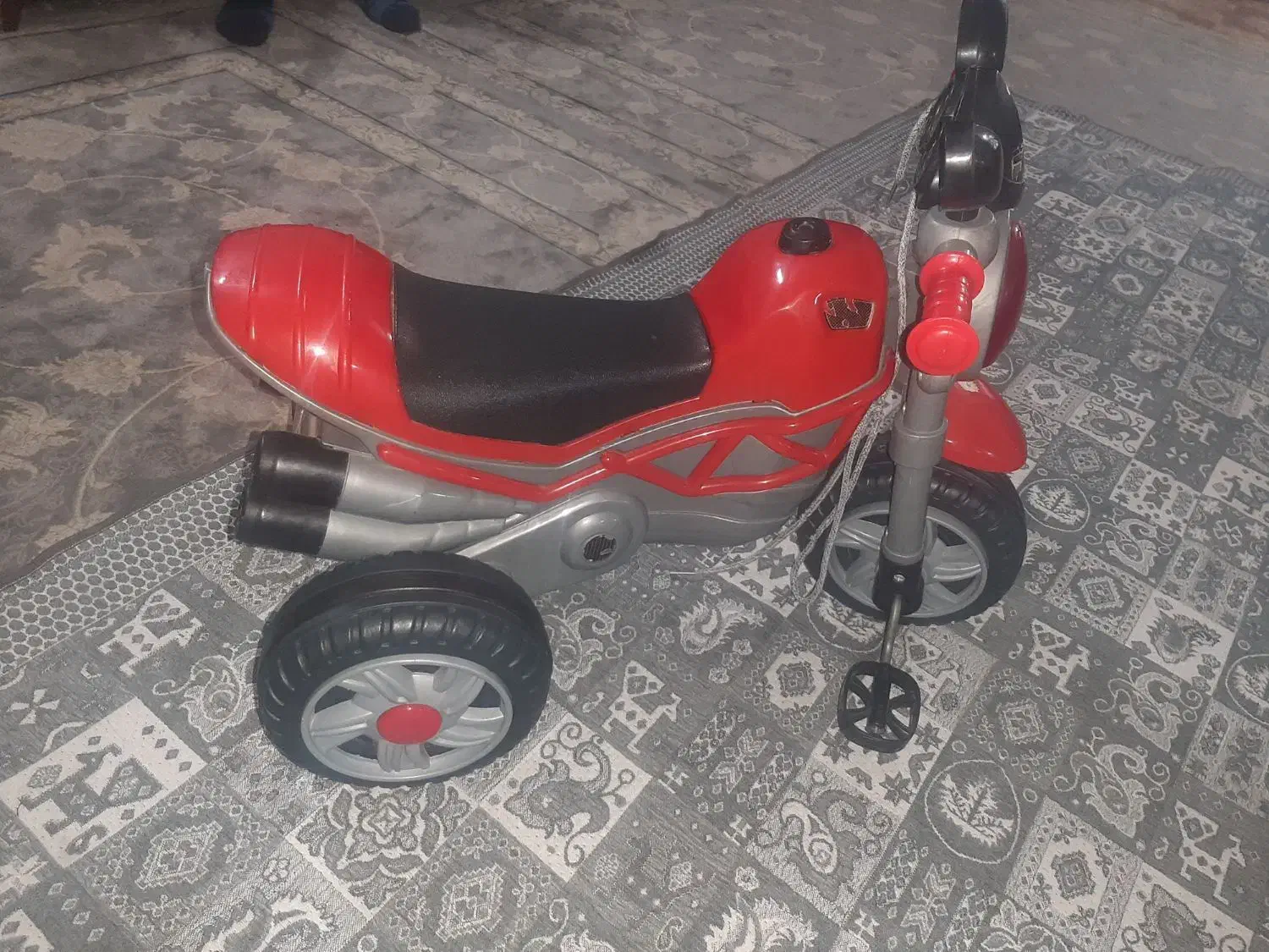 سه چرخه در حدنو|اسباب‌بازی بچه|ری, علایین|دیوار