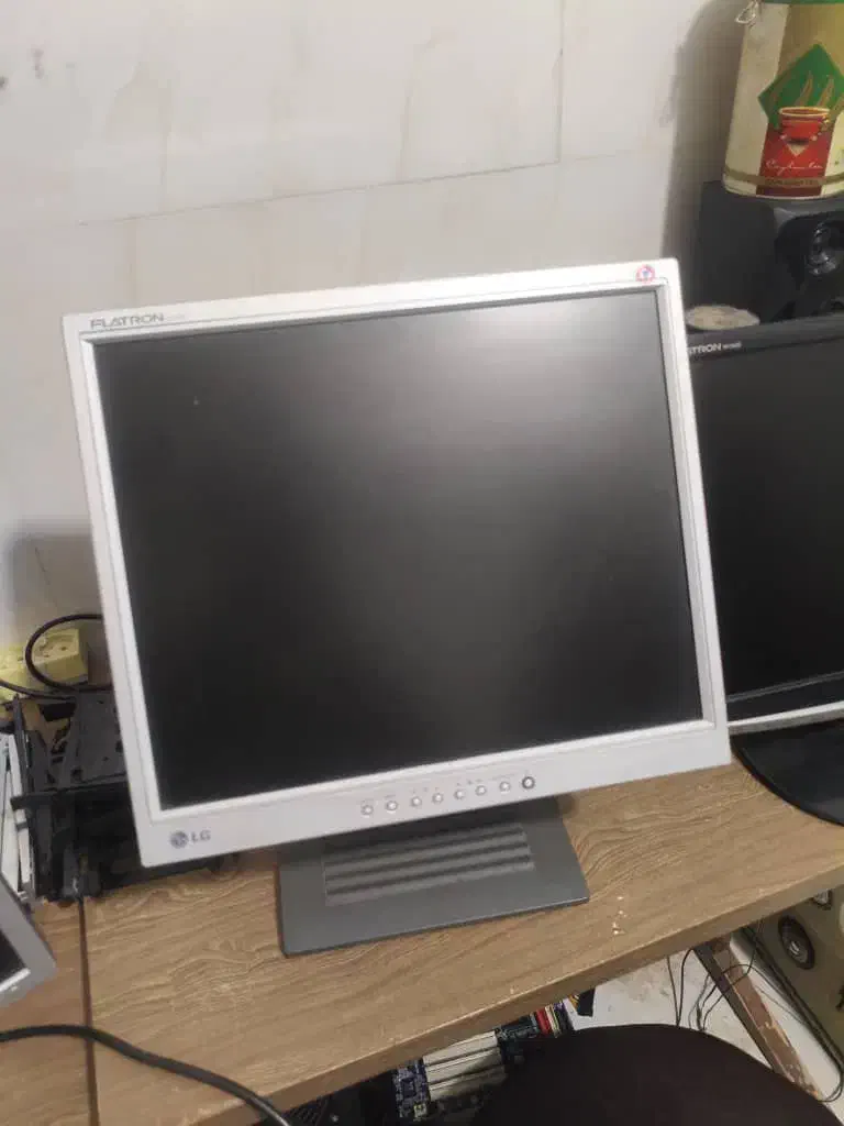 مانیتور ۱۵ اینچ LG|قطعات و لوازم جانبی رایانه|پردیس, فاز ۸|دیوار