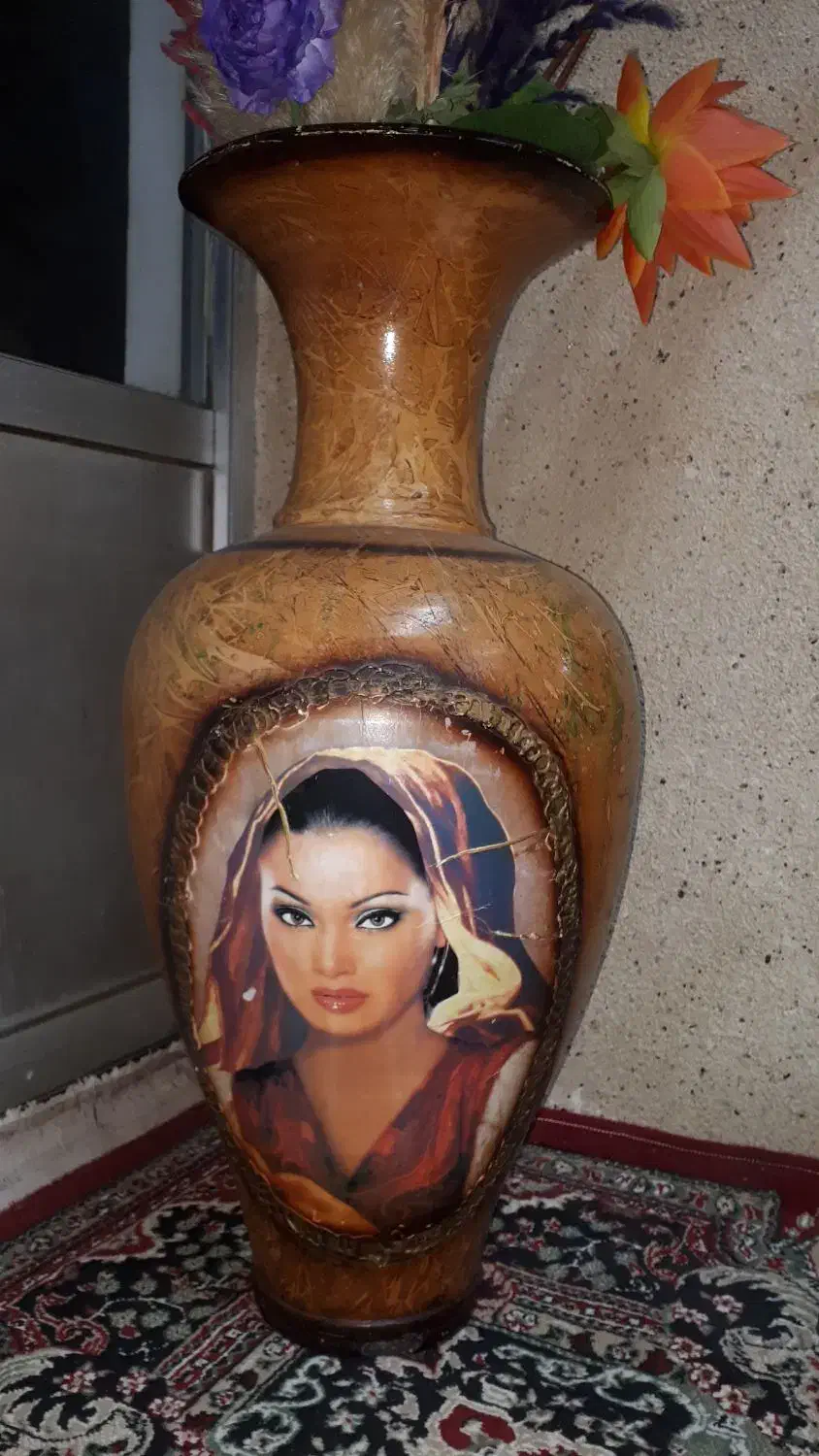 گلدون کوزه ایی، قوه ایی روشن خوشرنگ|گل مصنوعی|آستانه اشرفیه, |دیوار