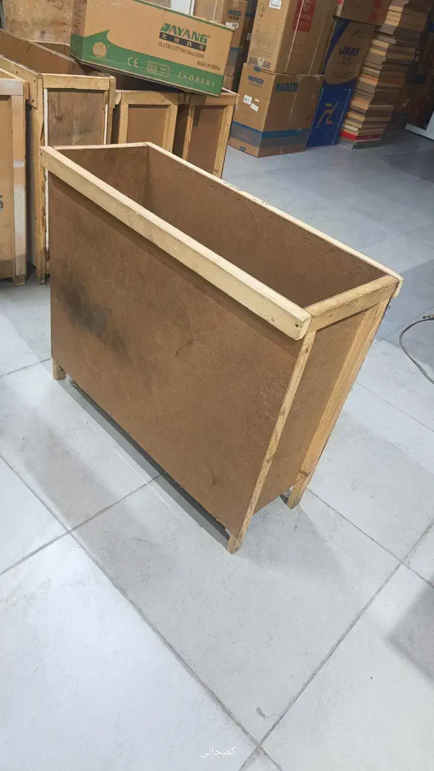 چرخ خیاطی. نیمکت خیاطی، میز اتو، پالت کنار چرخ|چرخ خیاطی و ریسندگی|قم, باسکول|دیوار