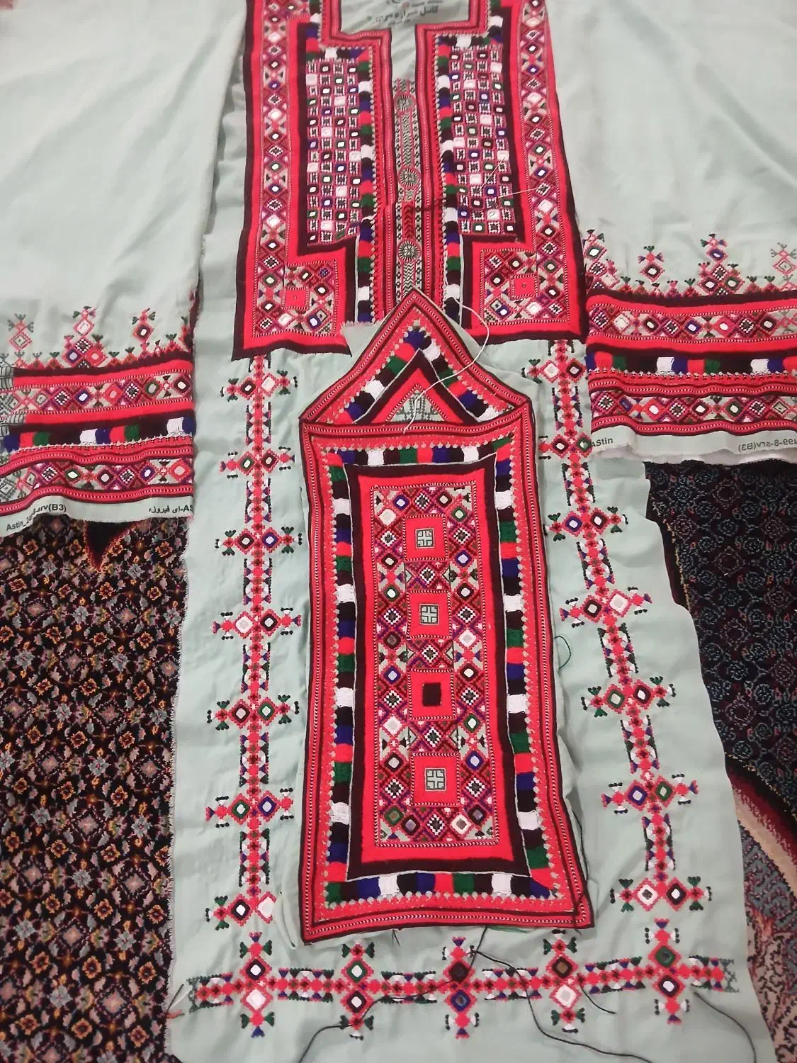 لباس دست دوز|لباس|ریگان, |دیوار