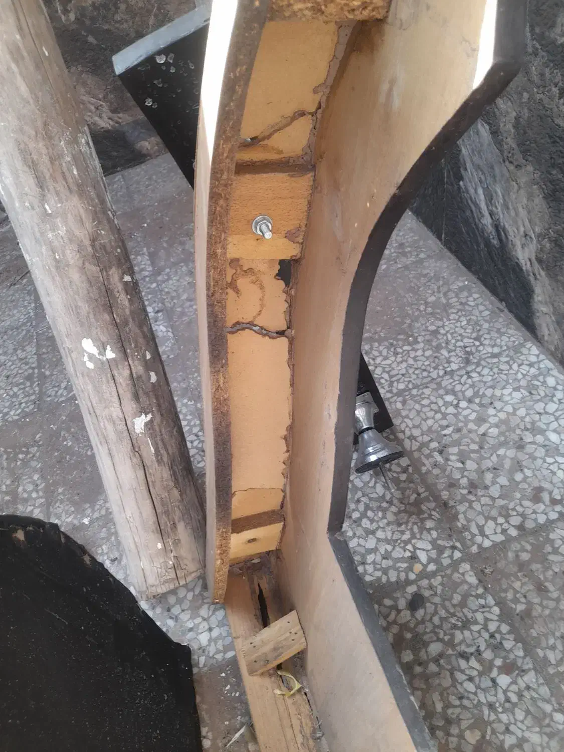 ۲ عدد تخت یکی چوبی و دومی فلزی حیاطی مسقف|تخت و سرویس خواب|رفسنجان, |دیوار