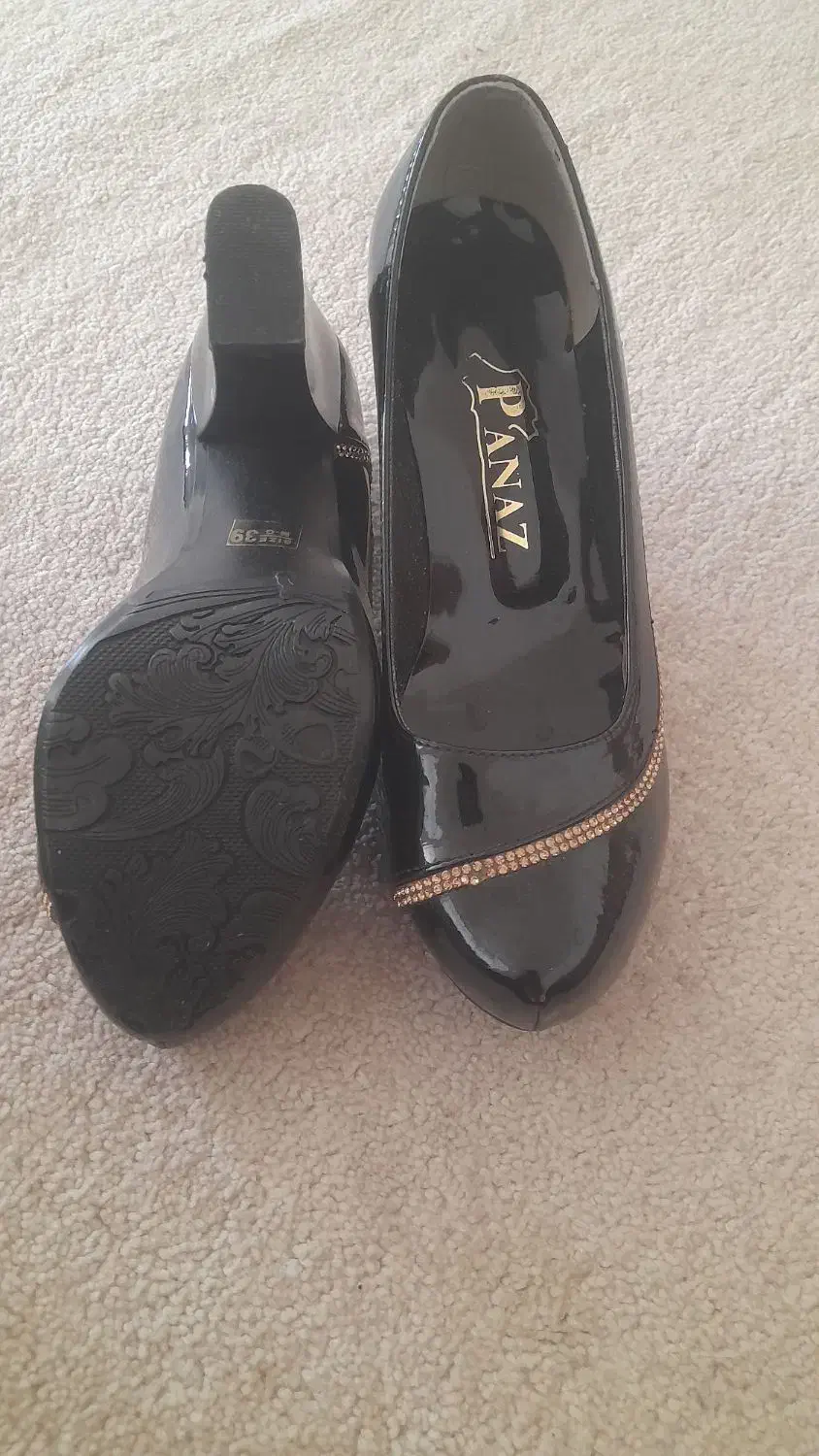 کفش مجلسی|کیف، کفش، کمربند|صحنه, |دیوار