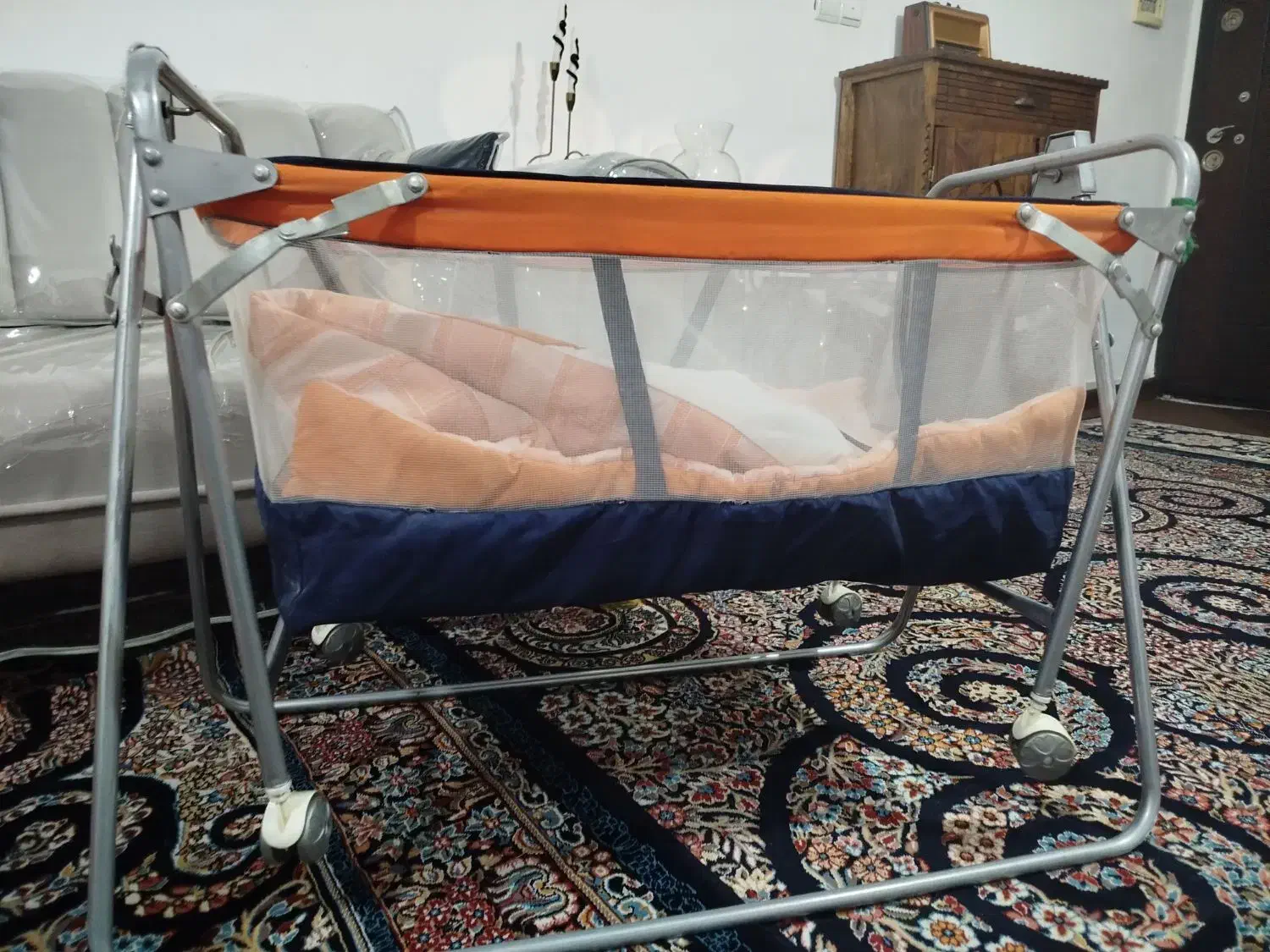 سیسمونی همراه با عروسک|اسباب و اثاث بچه|ایلام, |دیوار