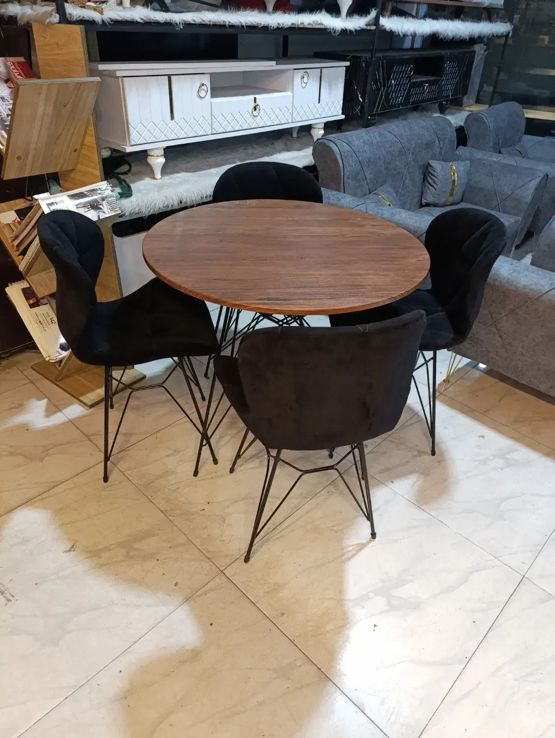 میز نهارخوری 4 نفره / زین اسبی/ ایفلی/ پایه فلزی|میز و صندلی غذاخوری|رشت, منظریه|دیوار