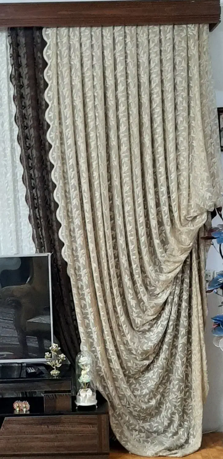 پرده سلطنتی بسیار شیک و میز تلویزیون در حد نو|پرده، رانر، رومیزی|بروجرد, |دیوار