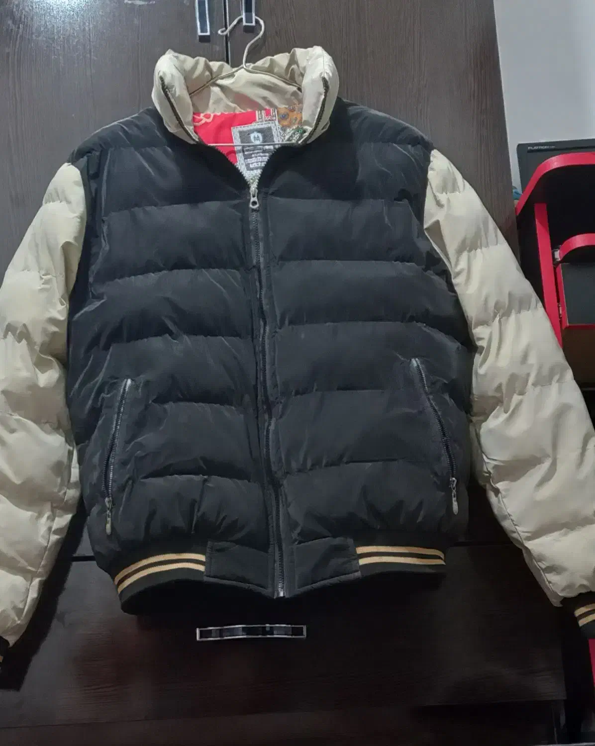 کاپشن|لباس|خلخال, |دیوار