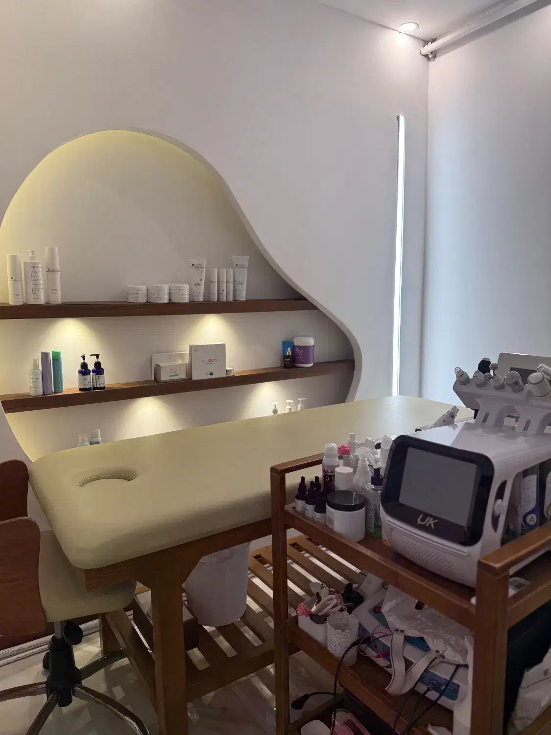 اجاره فضای کار تخت ترالی فقط در فضای کلینیک زیبایی|خدمات آرایشگری و زیبایی|ساری, |دیوار