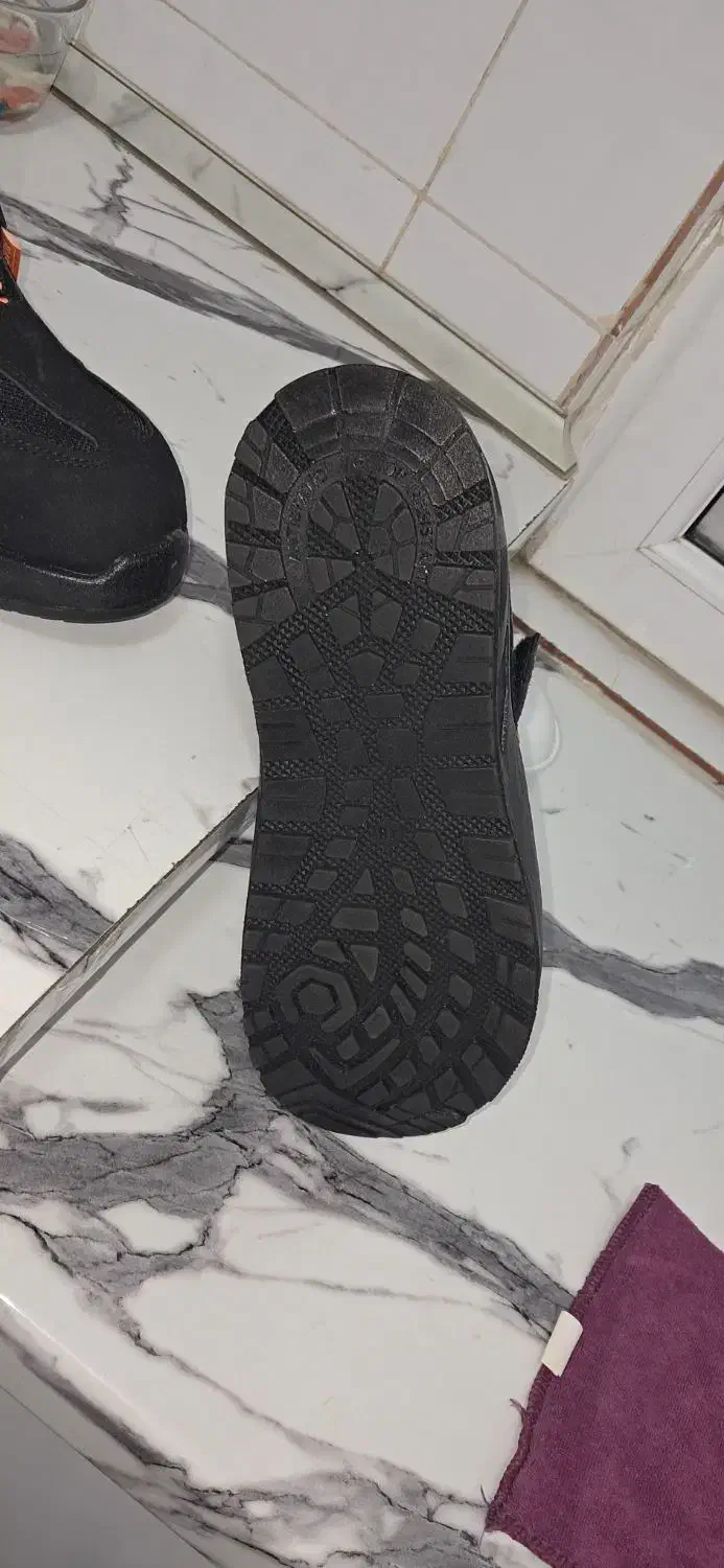 کفش کار|کیف، کفش، کمربند|شوط, |دیوار