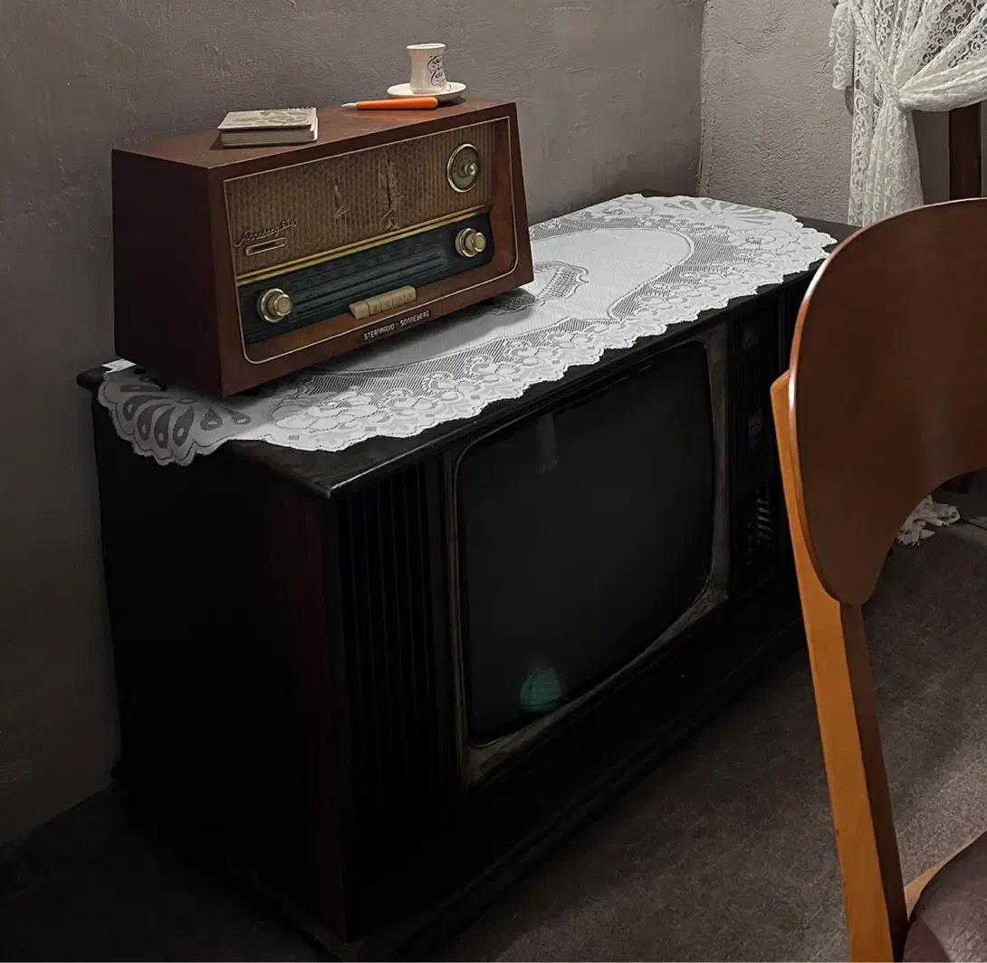 تلویزیون چوبی قدیمی انتیک|کلکسیون اشیاء عتیقه|رشت, انصاری|دیوار