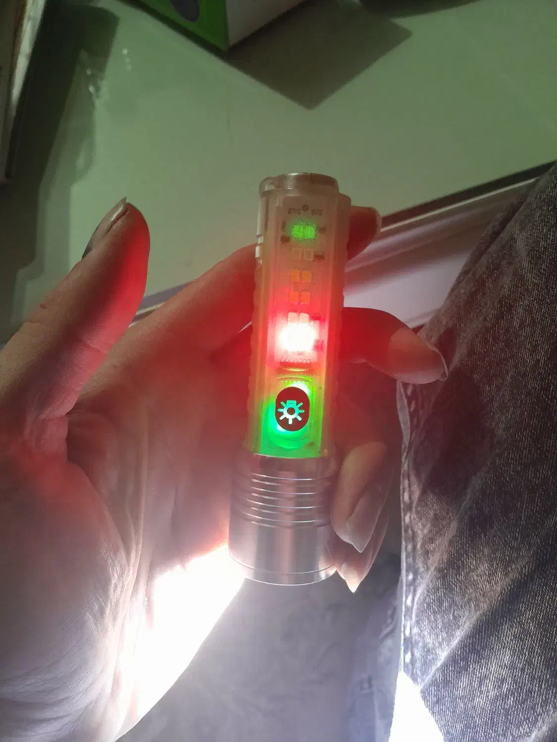 چراغ قوه‌ پلیسی دارای ۸ نوع چراغ  مختلف شارژی|کوهنوردی و کمپینگ|گرگان, |دیوار