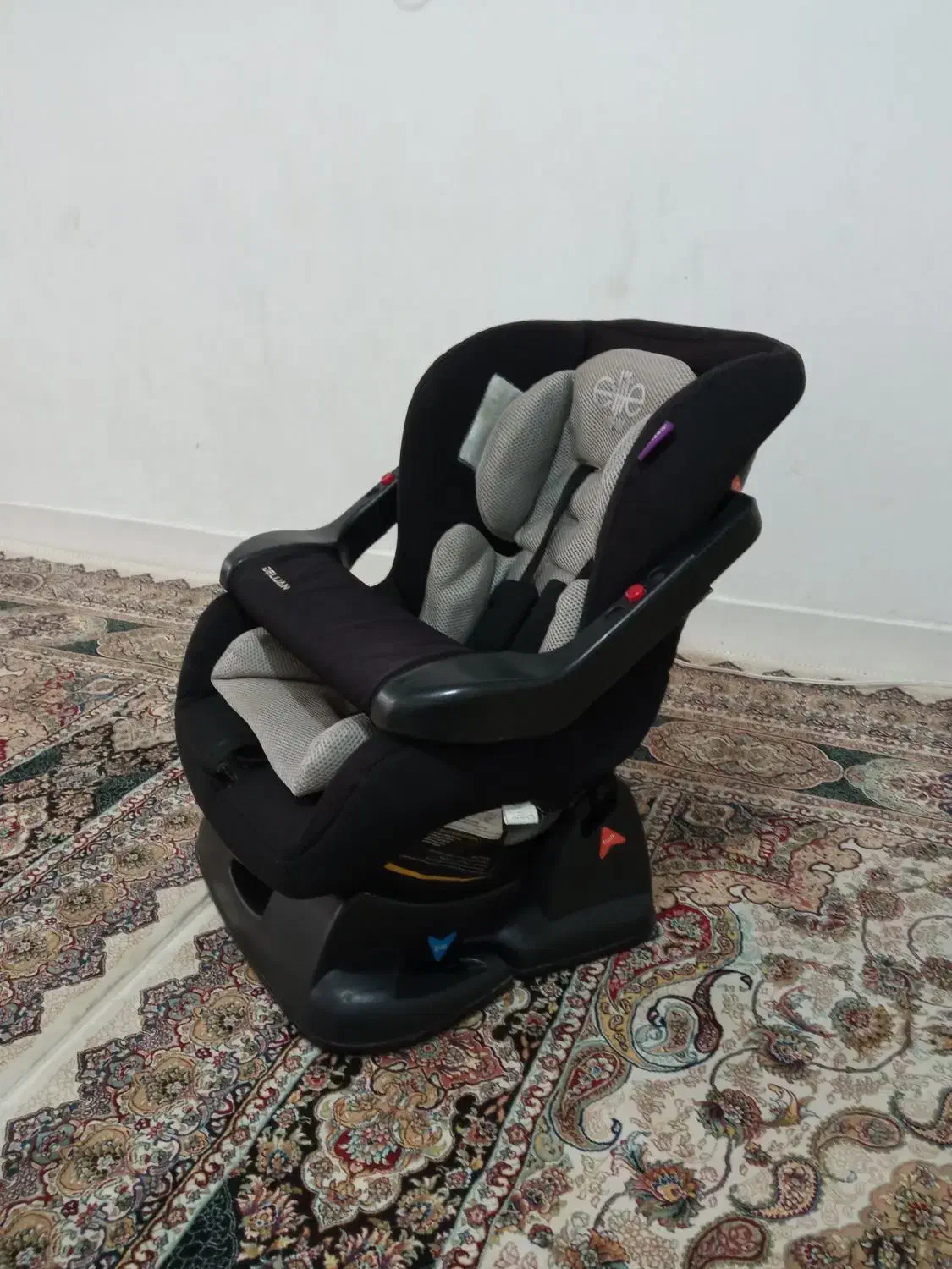 صندلی کودک کاملا سالم و نو|تخت و صندلی بچه|کبودرآهنگ, |دیوار