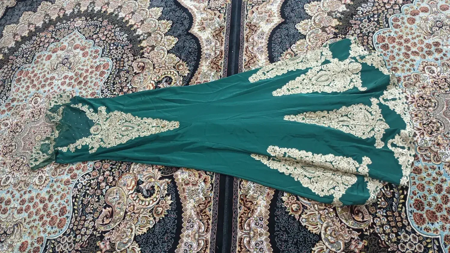 لباس مجلسی|لباس|ری, شهادت|دیوار