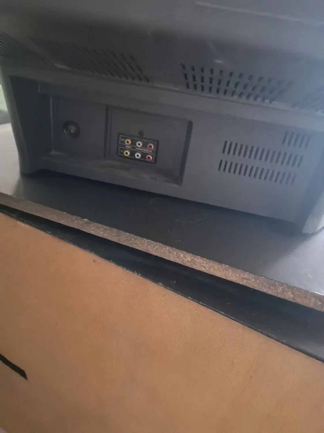 تلویزیون ۲۱ اینچ|تلویزیون و پروژکتور|قم, هفت تیر|دیوار