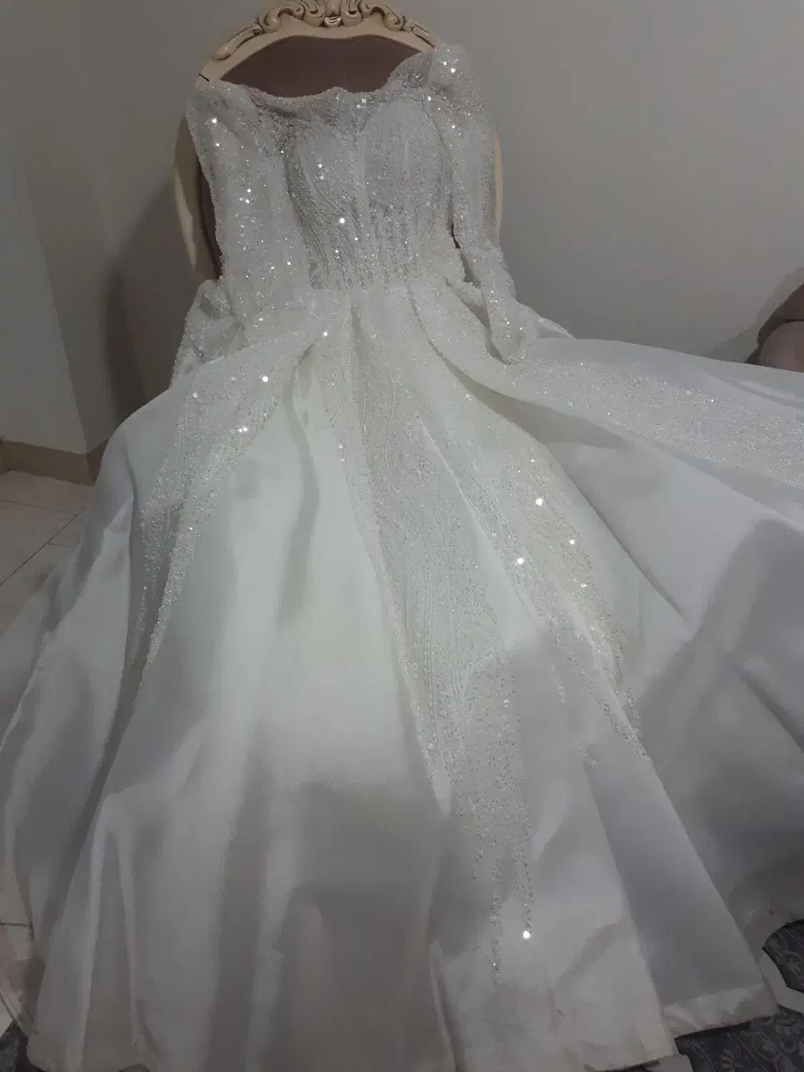 لباس عروس|لباس|قرچک, میرزائی جنوبی|دیوار