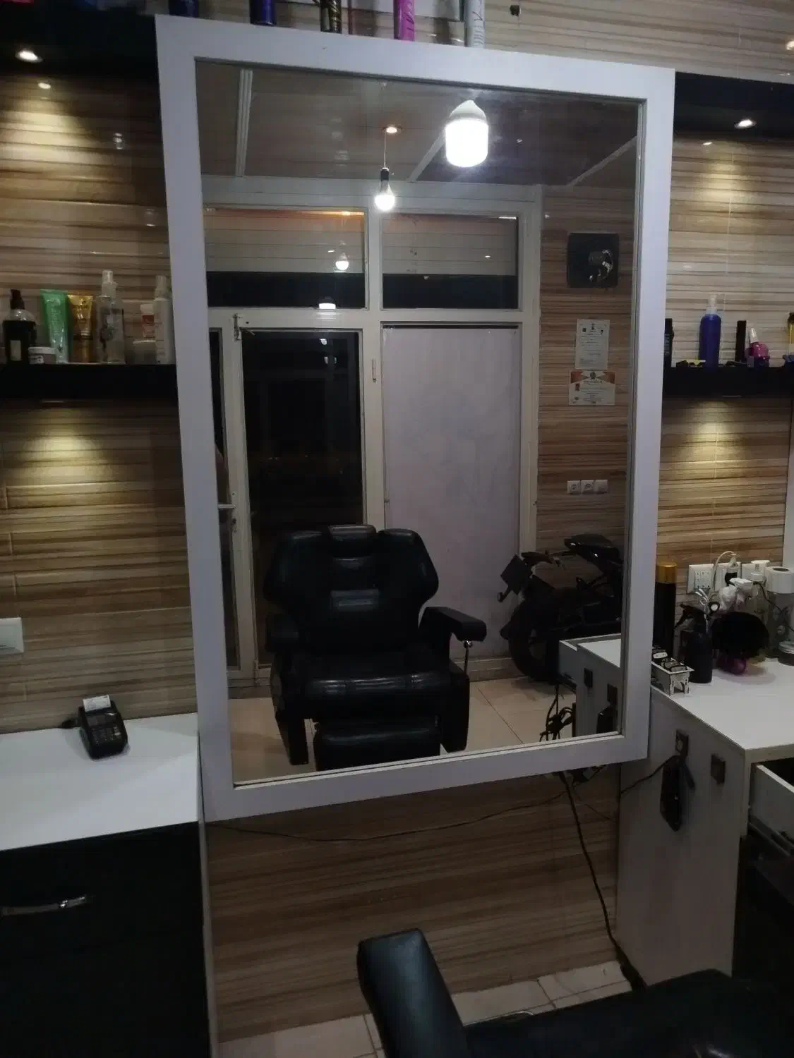 دکور و میز آرایشگاه مردانه|آرایشگاه و سالنهای زیبایی|آران و بیدگل, |دیوار