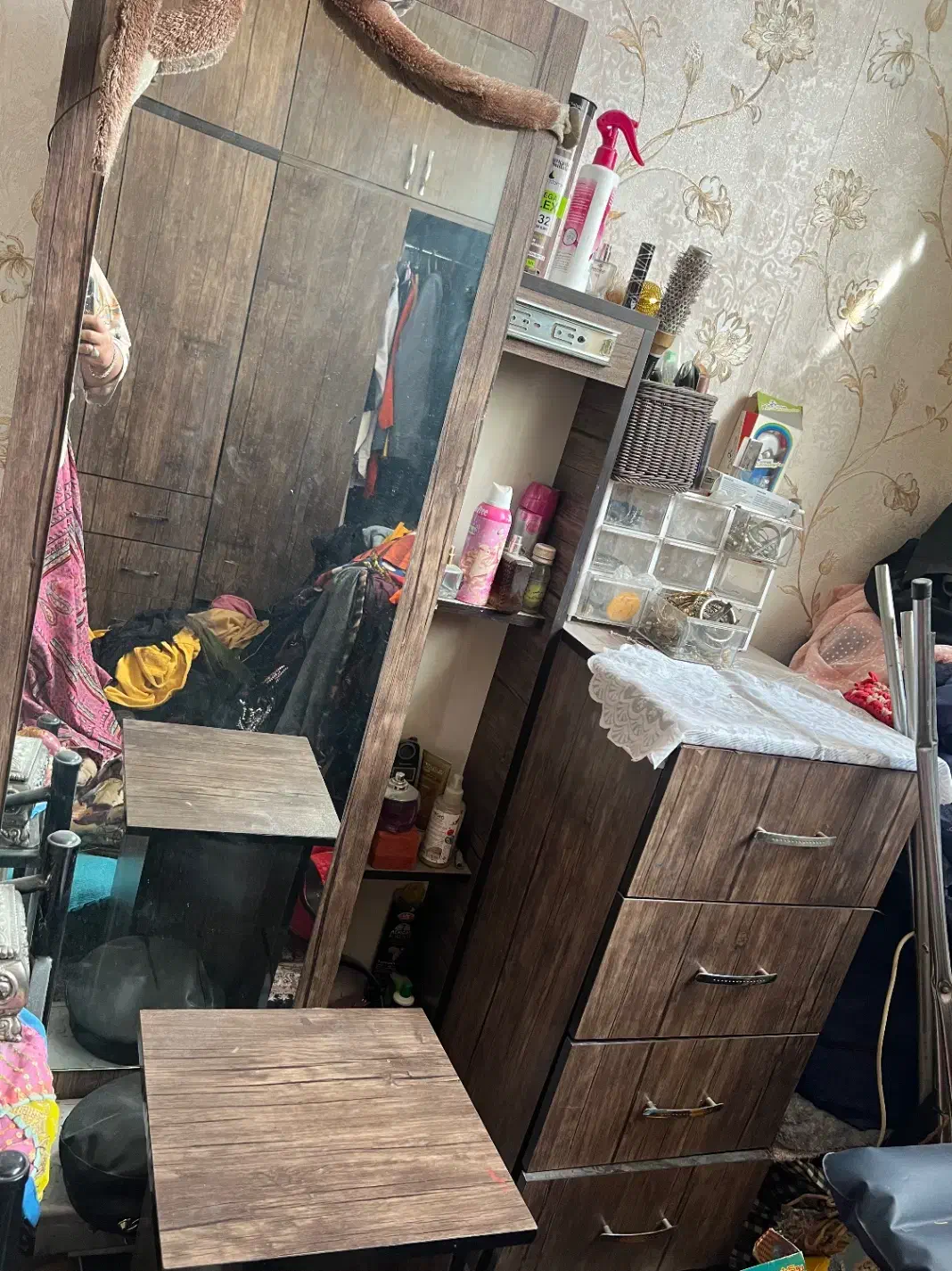 کمد و میز ارایش و صندلی و تخت خواب دو نفره|تخت و سرویس خواب|کاشان, الغدیر|دیوار