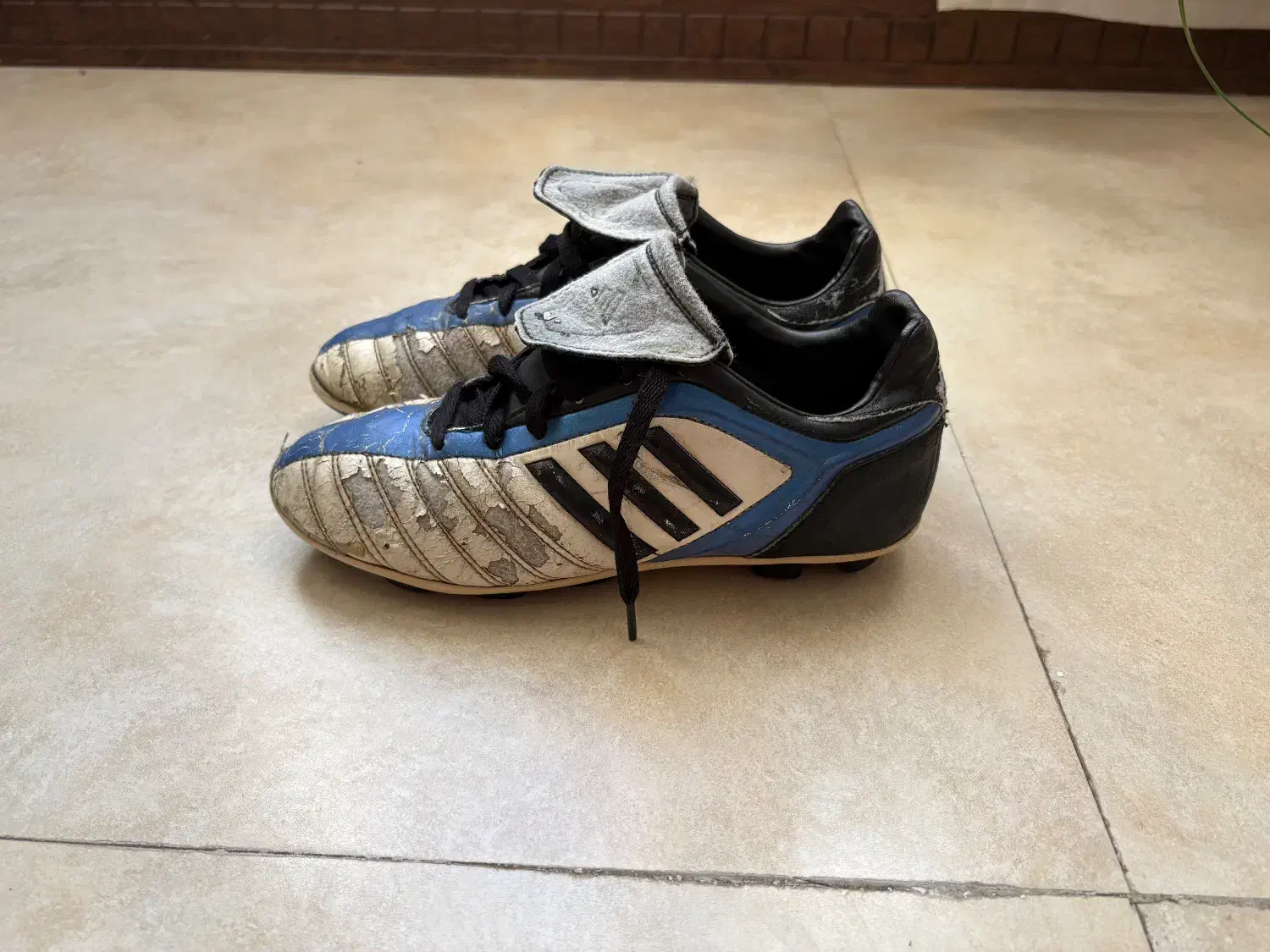 کفش استوک فوتبالی Adidas سایز 37/5 اورجینال|کیف، کفش، کمربند|مشهد, آزادشهر|دیوار