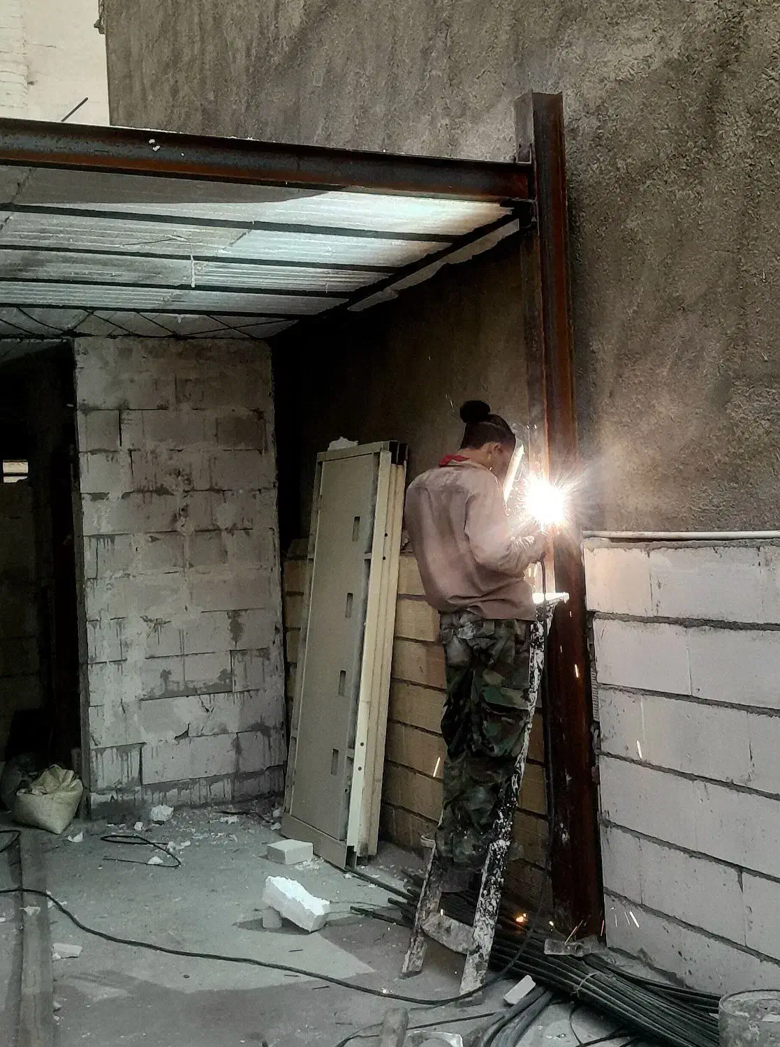 جوشکار.جوشکاری اسکلت و ساختمان از ریز تا درشت|خدمات پیشه و مهارت|مشهد, کوی سیدی|دیوار