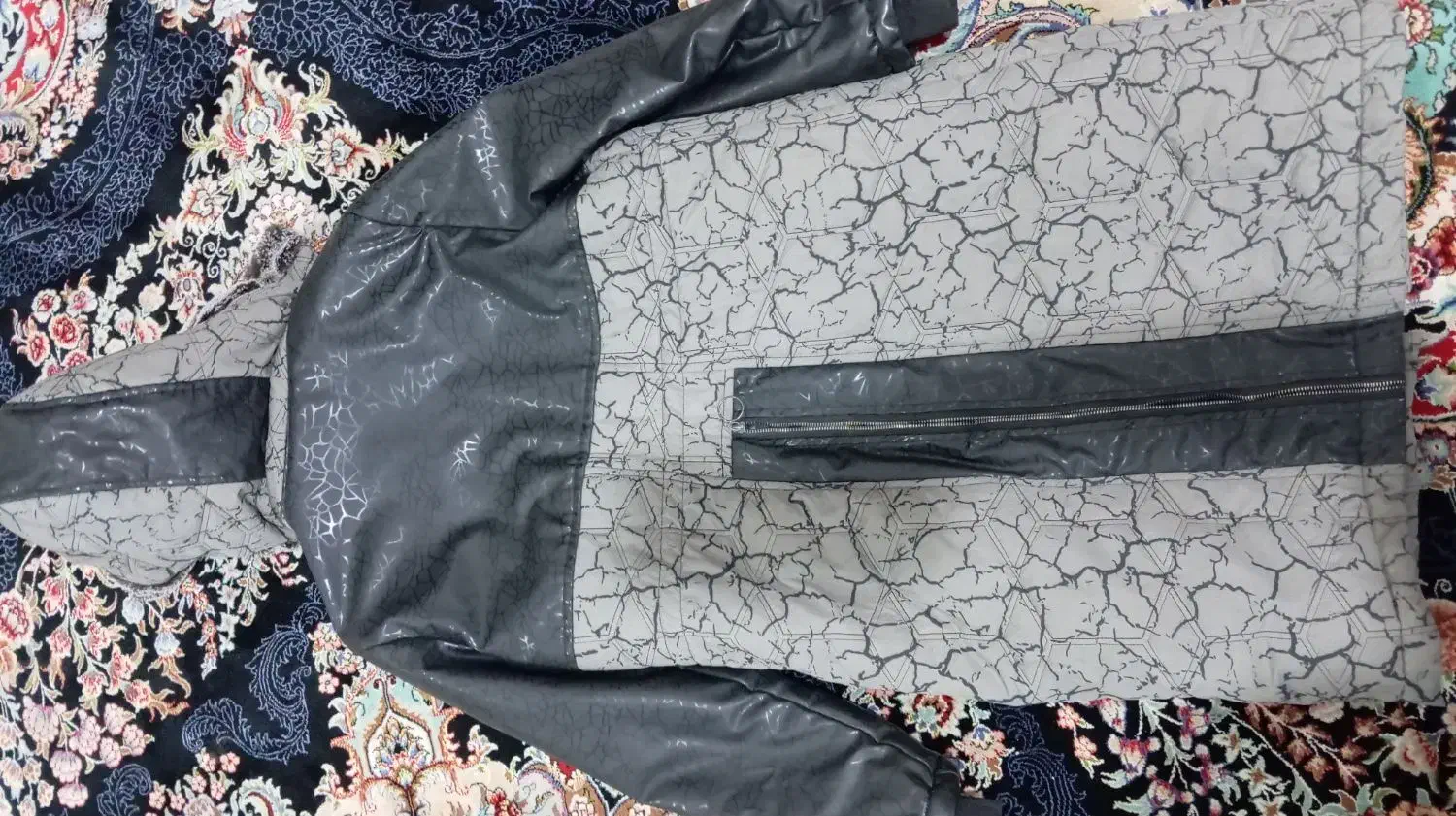 پالتو|لباس|کاشان, باغ ماجد|دیوار