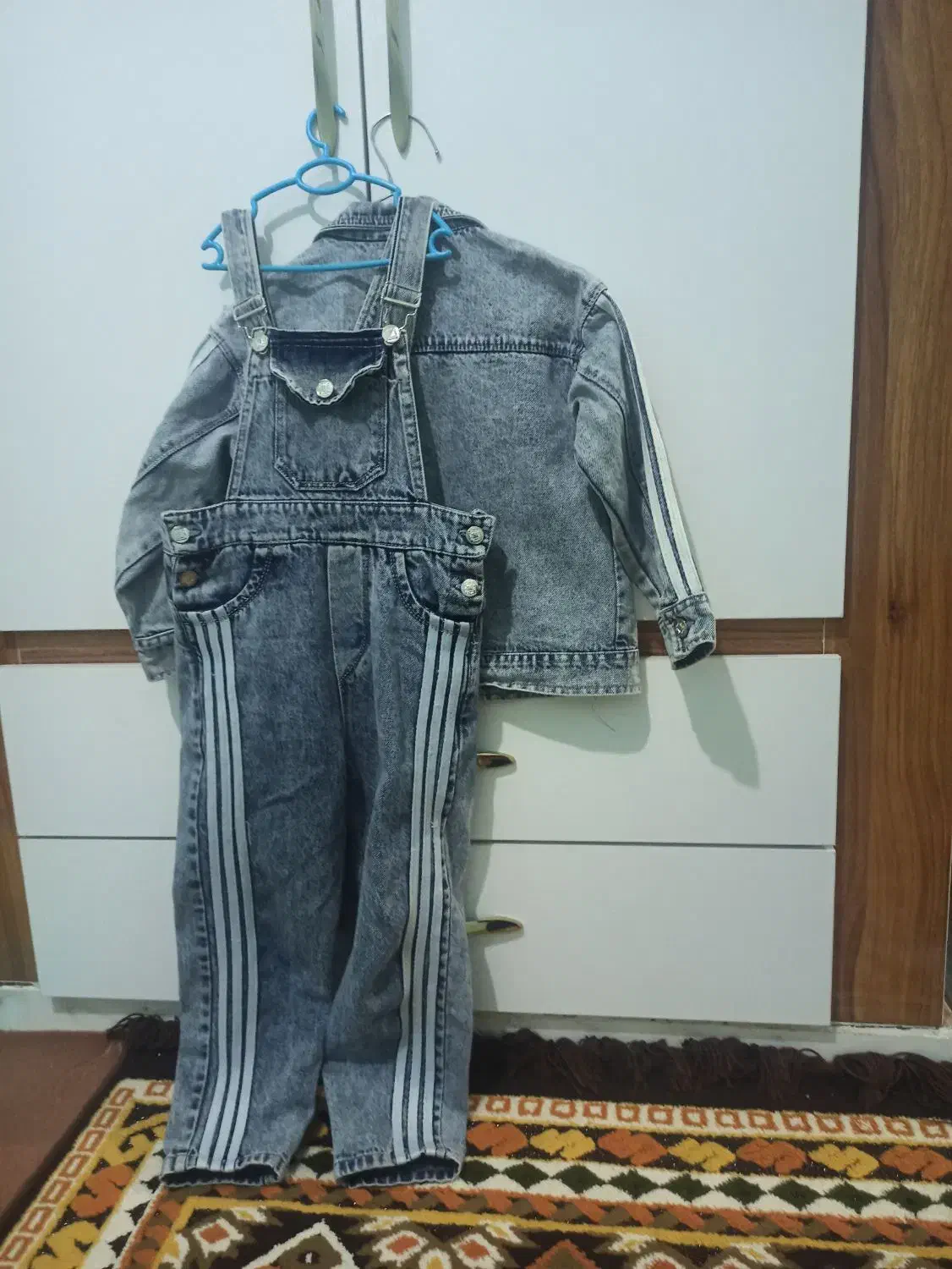 کت و بیلر لی|لباس|لردگان, |دیوار