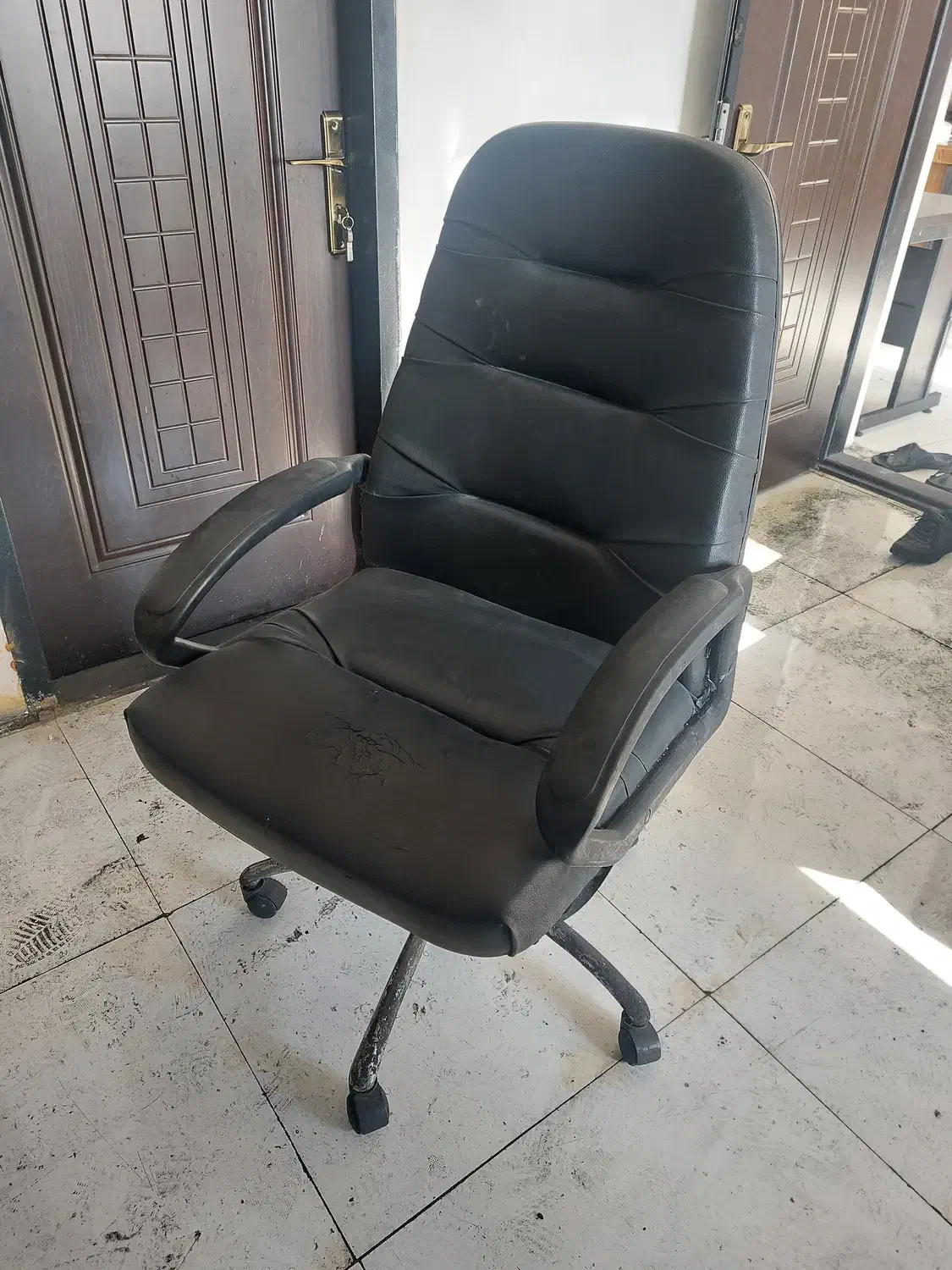 فروش میز اداری و صندلی گردان|صندلی و نیمکت|نمین, |دیوار