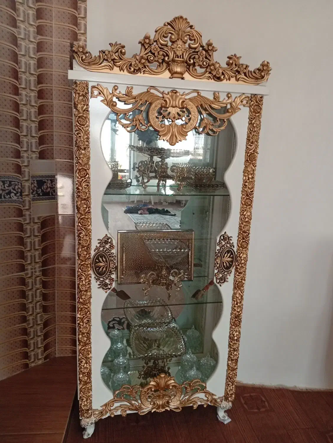 یک عدد بوفه سالم در حد نو بدون ایراد|بوفه، ویترین، کنسول|سلماس, |دیوار