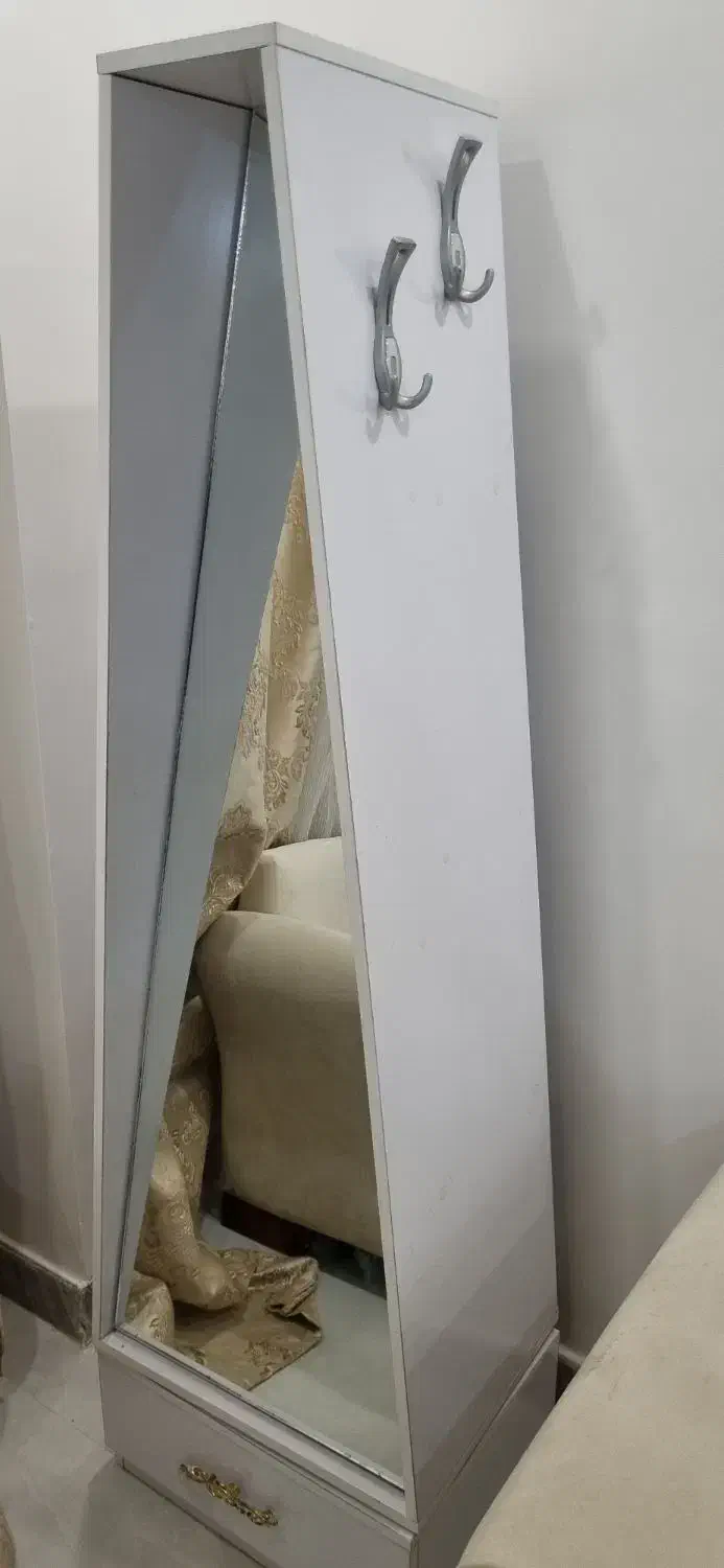 آینه قدی به همراه چوب لباسی کشو دار و باکس وسایل|جاکفشی، کمد، دراور|شاهین‌شهر, خانه کارگر|دیوار