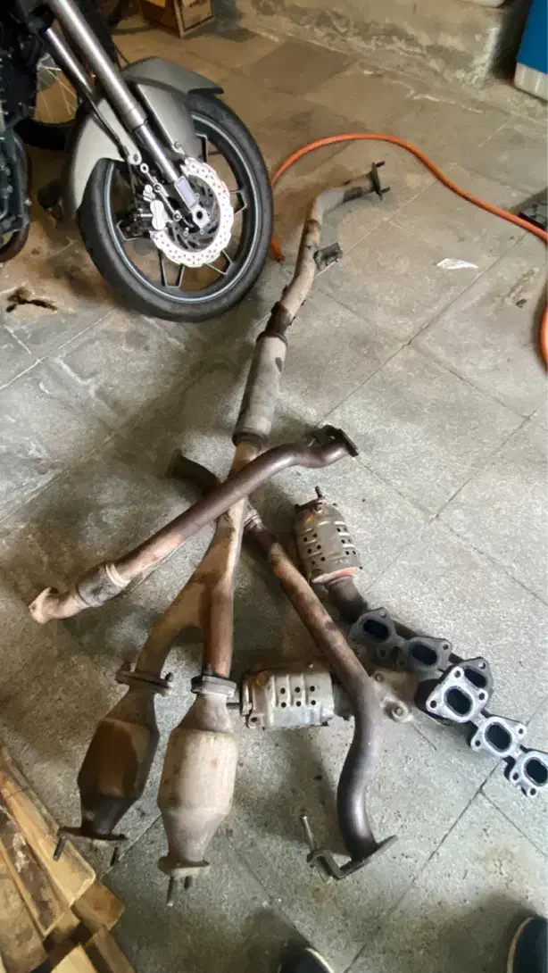 اگزوز منیفولد دود جنسیس کوپه و لوله های کاتالیزور|قطعات یدکی و لوازم جانبی|تهران, آذربایجان|دیوار