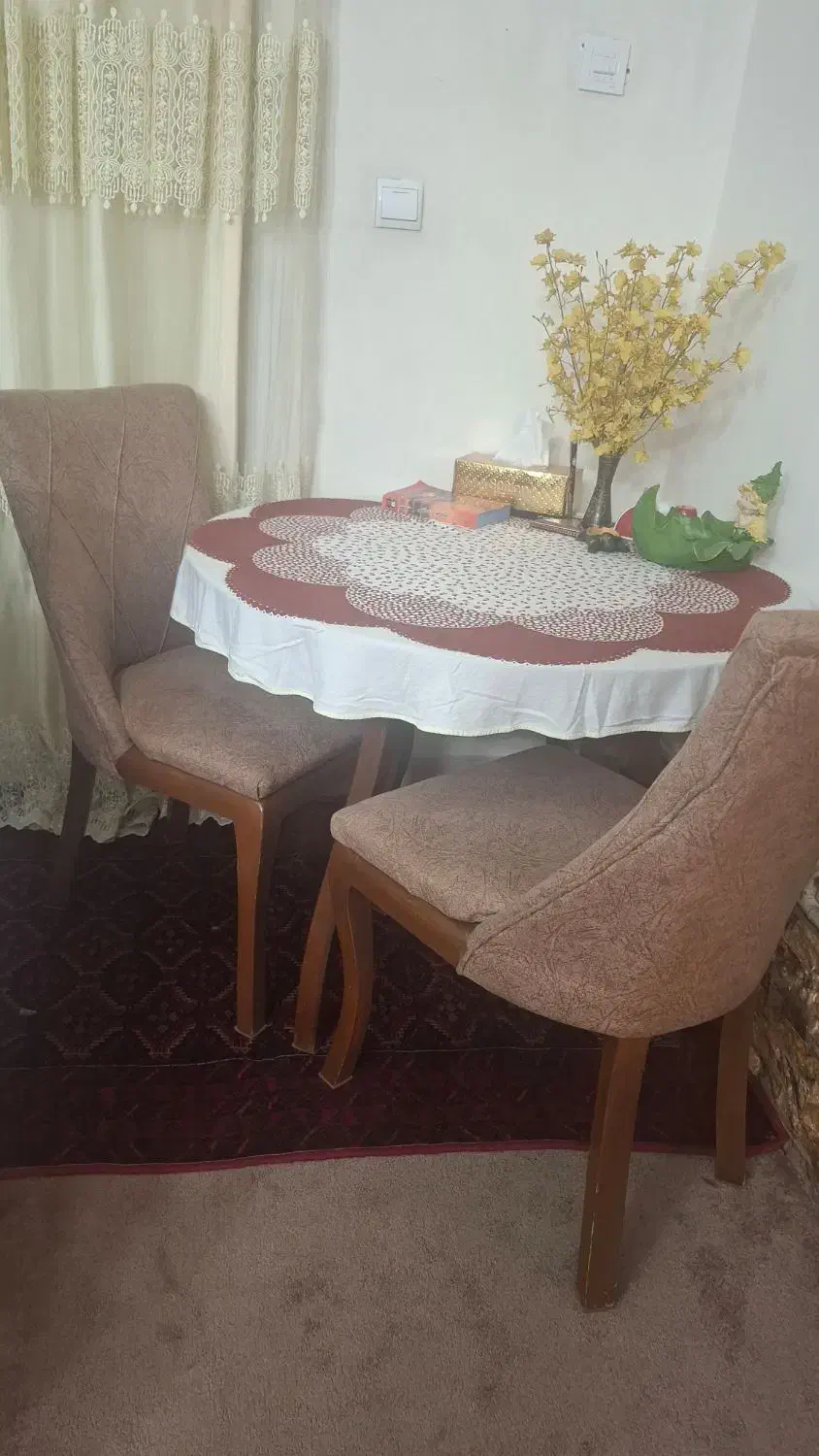 میز دونفره بسیار تمیز|میز و صندلی غذاخوری|ورامین, ورامین|دیوار