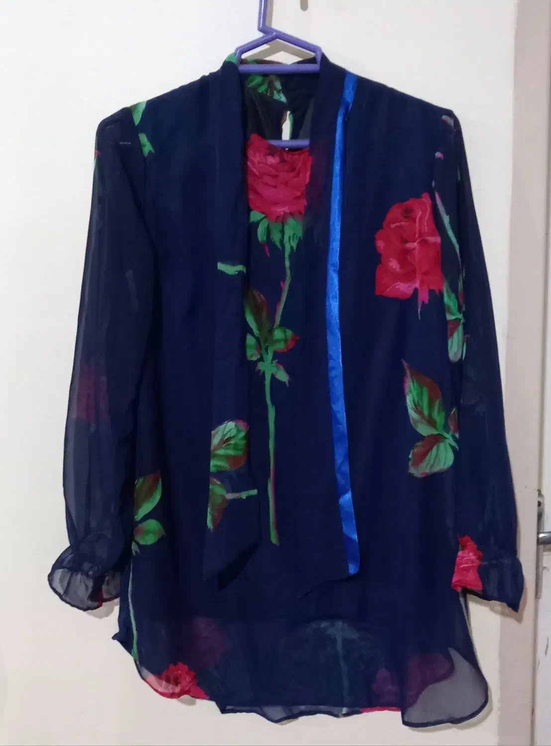 شومیز سرمه ای حریر گل دار سایز ۴۲ قیمت ۴۰۰هزار|لباس|آذرشهر, |دیوار